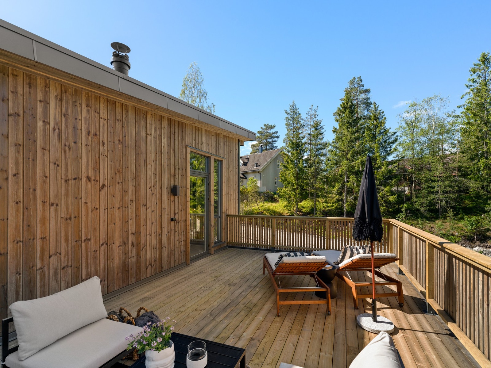 Fra stuen er det utgang til stor terrasse på ca. 30 kvm. Galleribilde