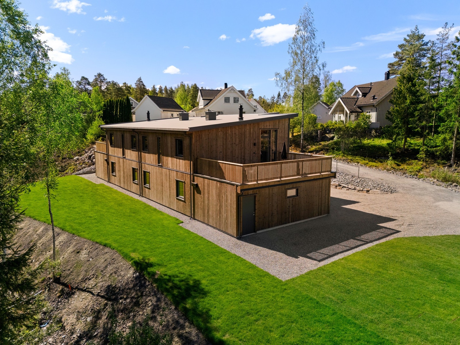 Opparbeidet tomt med singlet gårdsplass og gressplen. Galleribilde