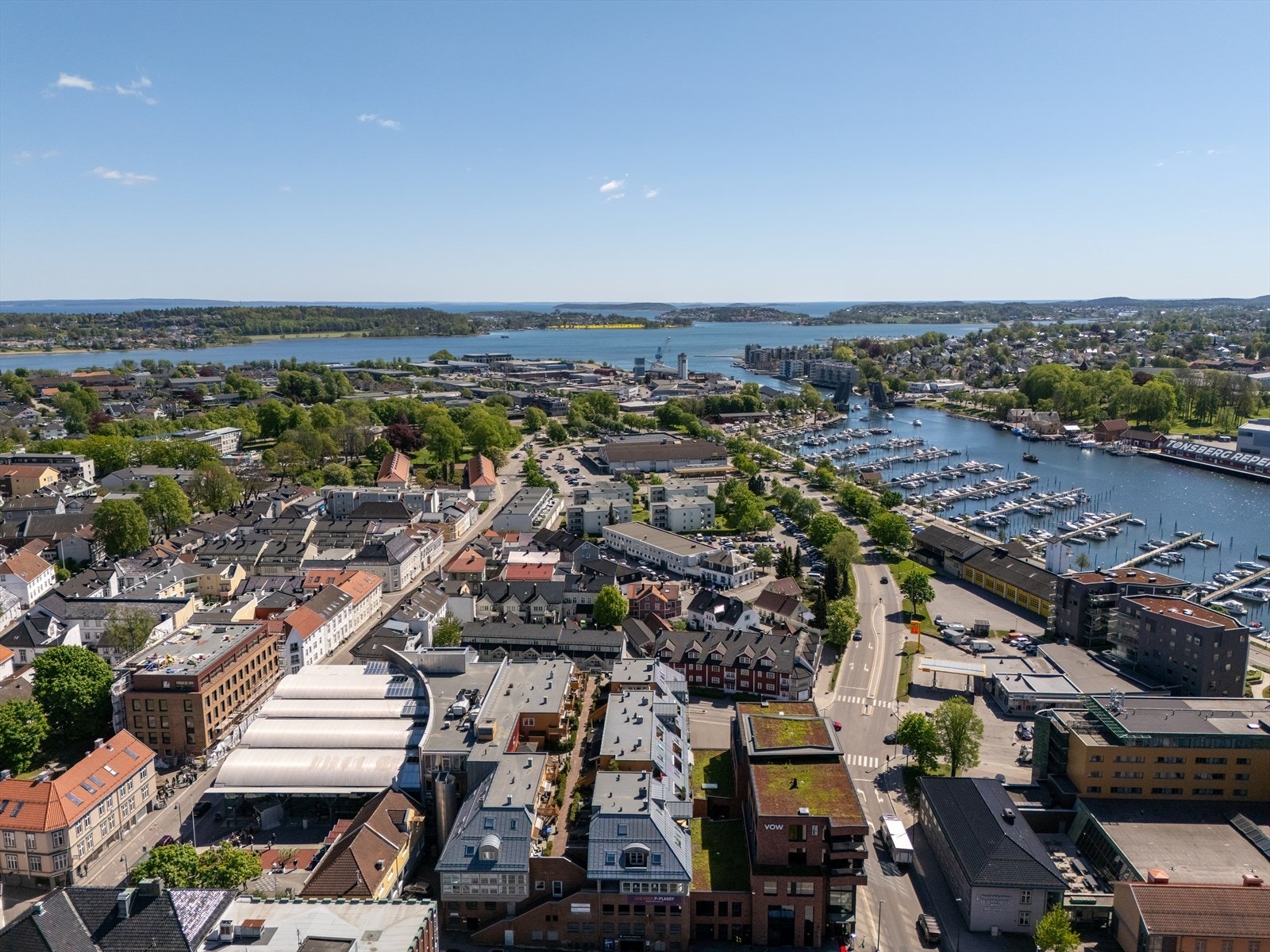 Det er ca 5 minutters gangavstand til Tønsberg jernbanestasjon samt rutebilstasjonen for deg som pendler. Galleribilde