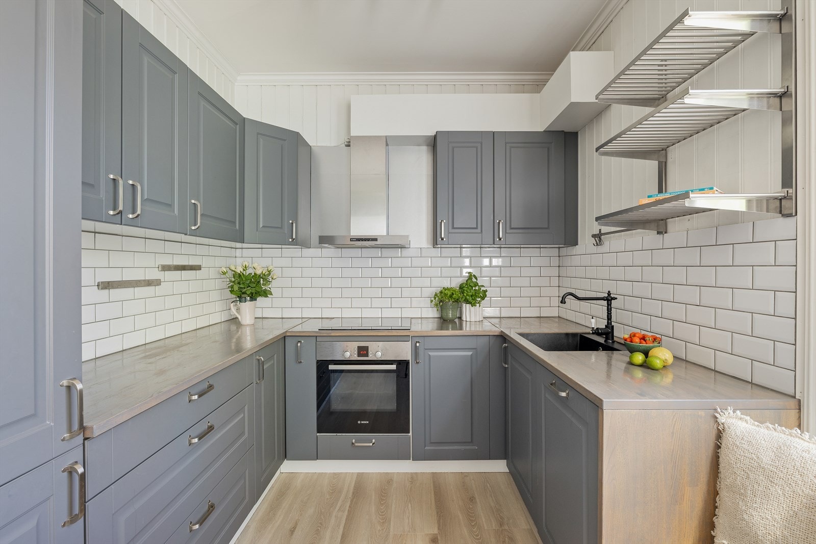 Kjøkkenet fra 2023 har en tidløs og fin innredning med innredning i grå utførelse, og med integrerte hvitevarer. Galleribilde