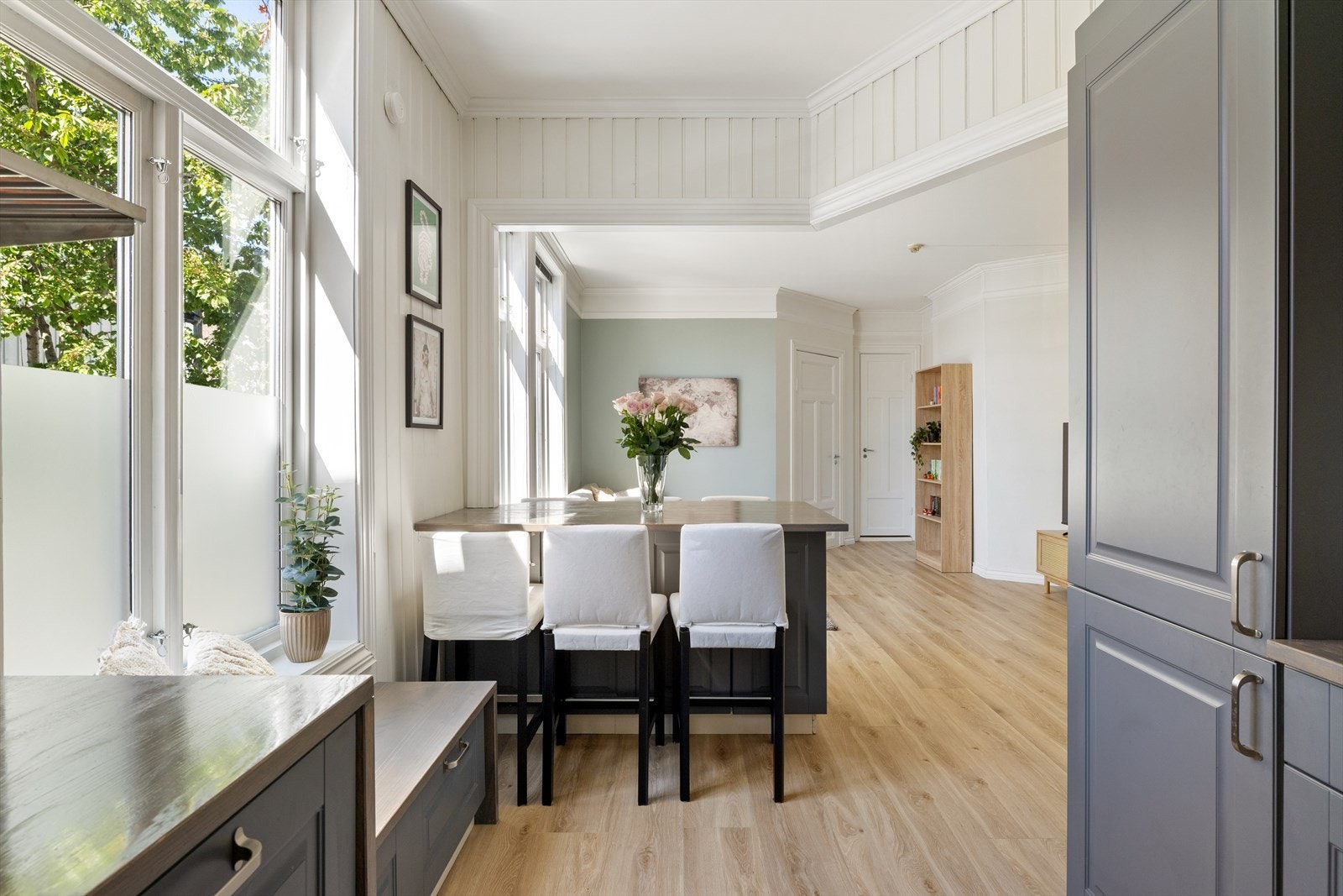 I tilknytning til kjøkkenet er det en plassbygd, koselig sittebenk med oppbevaring under. Galleribilde