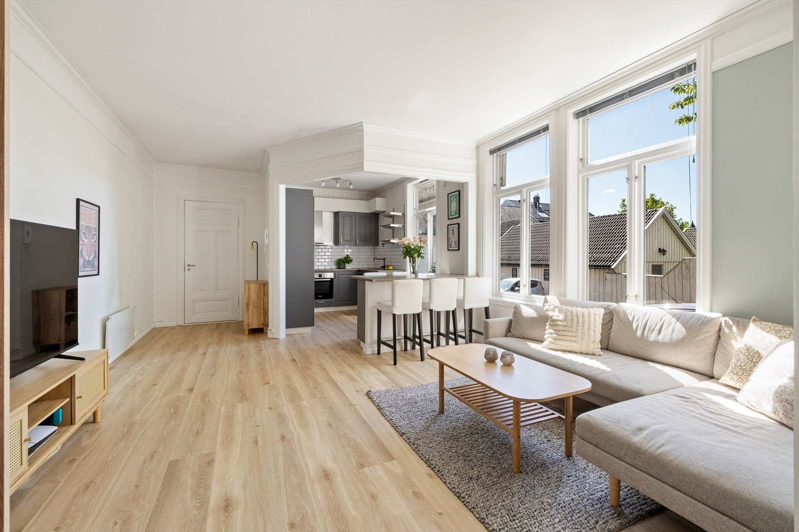 Stuen og kjøkkenet ligger i en åpen og luftig løsning men allikevel praktisk i hver sin sone. Galleribilde