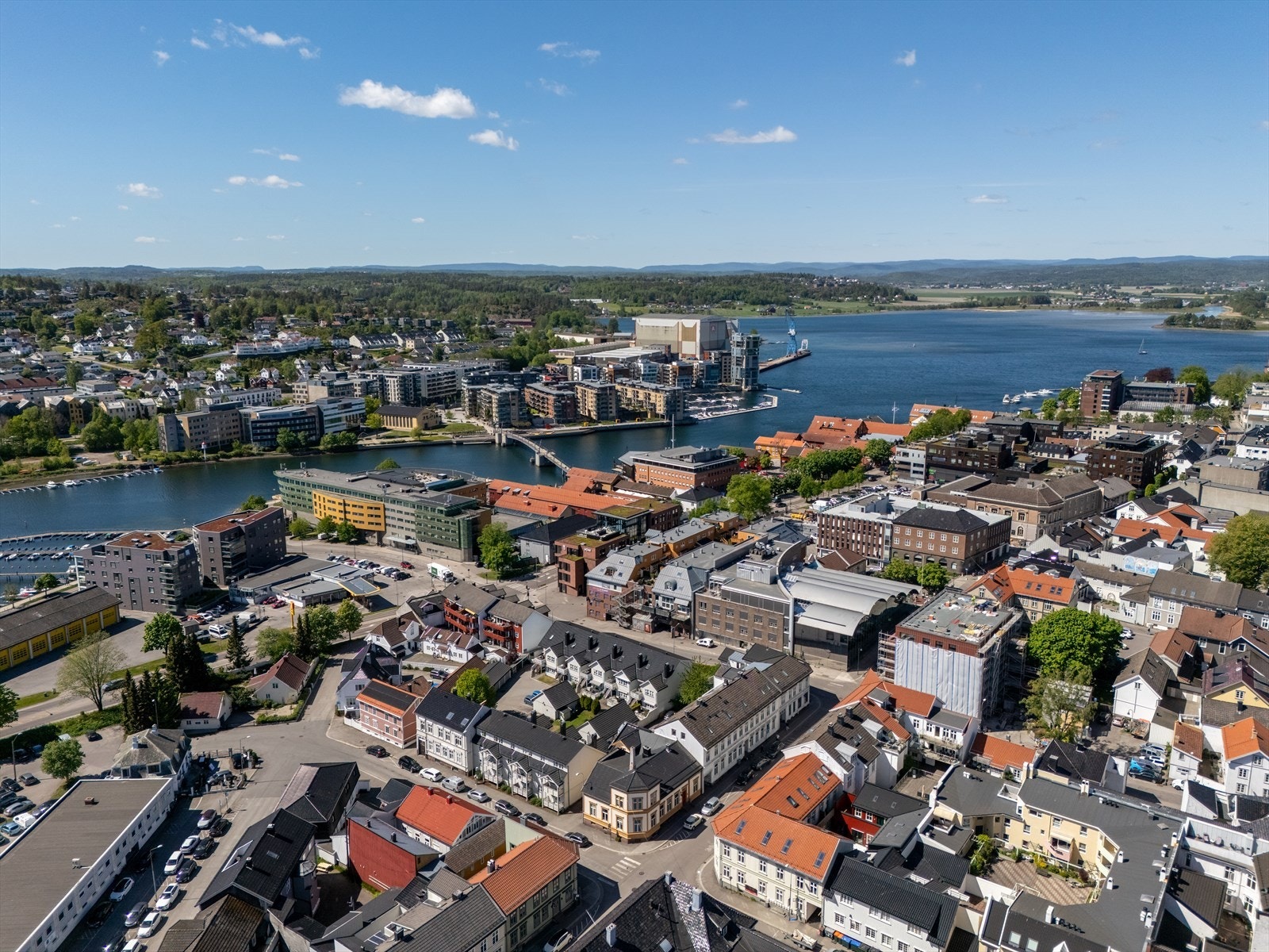 Byens mange forretninger med et hav av tilbud samt Vestfolds største kjøpesenter, Farmandstredet/Alti, ligger i kort avstand til boligen. Galleribilde