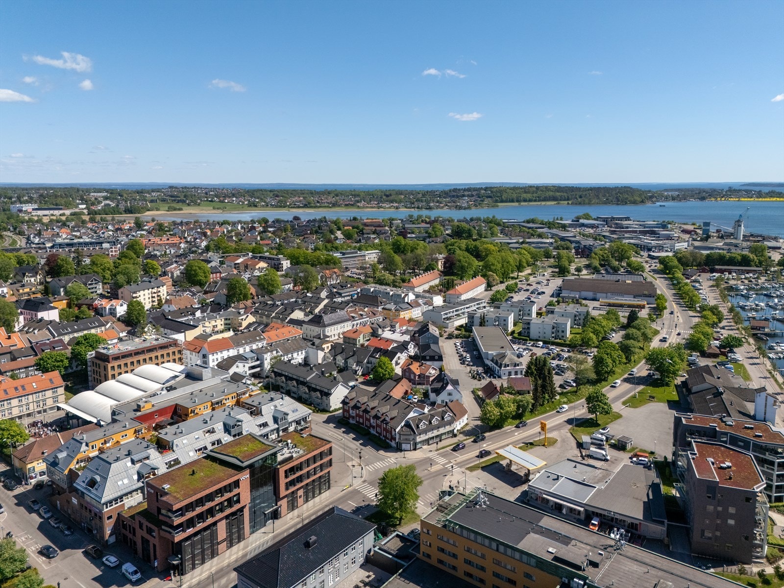 Nærmeste dagligvareforretning finner du innen et par minutters gange i Nedre Langgate (Kiwi) og Rema1000 i Storgaten. Det er også kort vei til Meny i Farmandstredet. Galleribilde