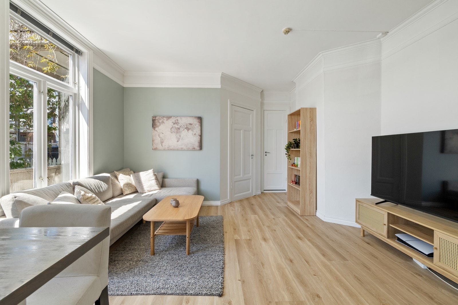 Generøse vindusflater og god takhøyde gir en lys og luftig romfølelse. Galleribilde