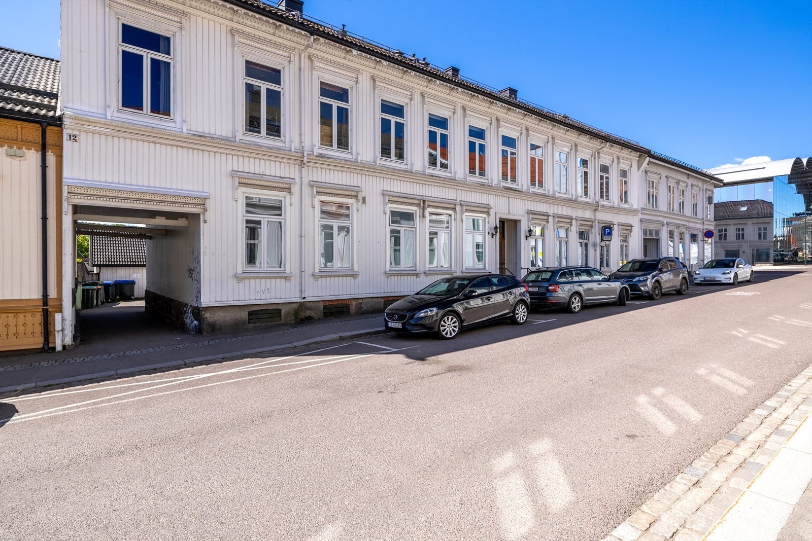 I Storgaten 12B bor du midt i bykjernen av Norges eldste by. Området består i stor grad av mye av byens eldste og mest ærverdig trehusbebyggelse, og særlige mer sentralt kan du knapt bo. Galleribilde