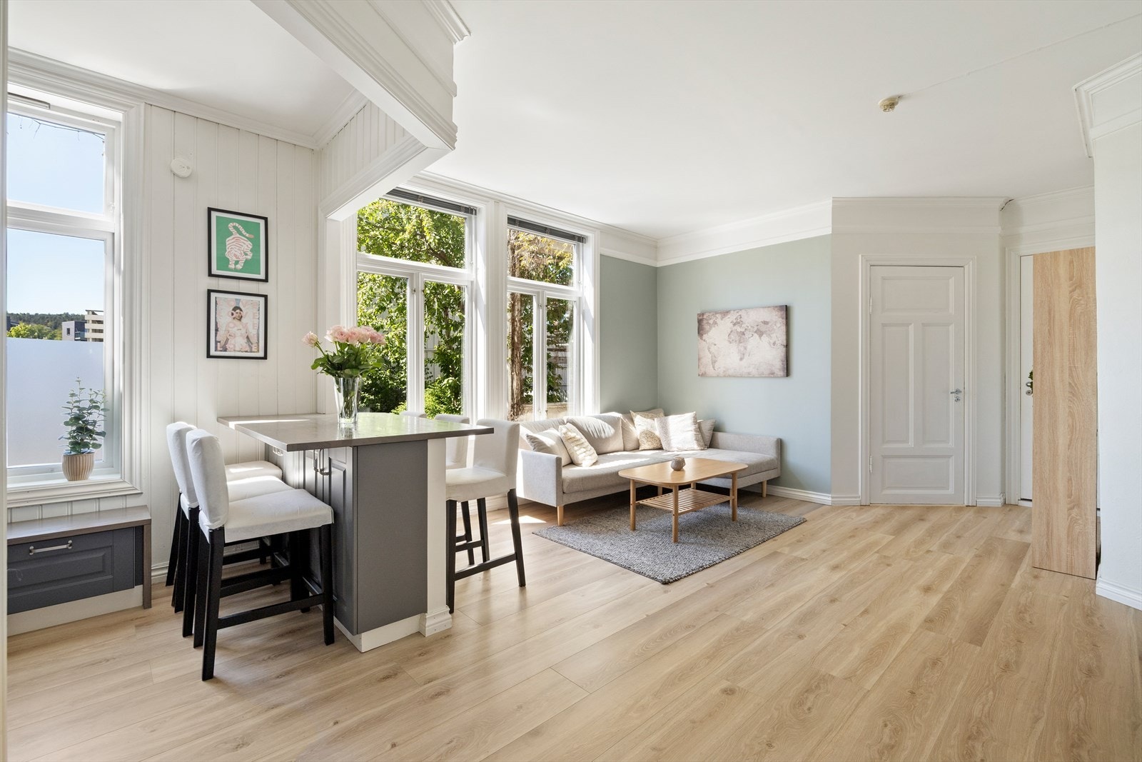 Vegger og tak er pusset og malt og det er lagt nye gulver. Galleribilde