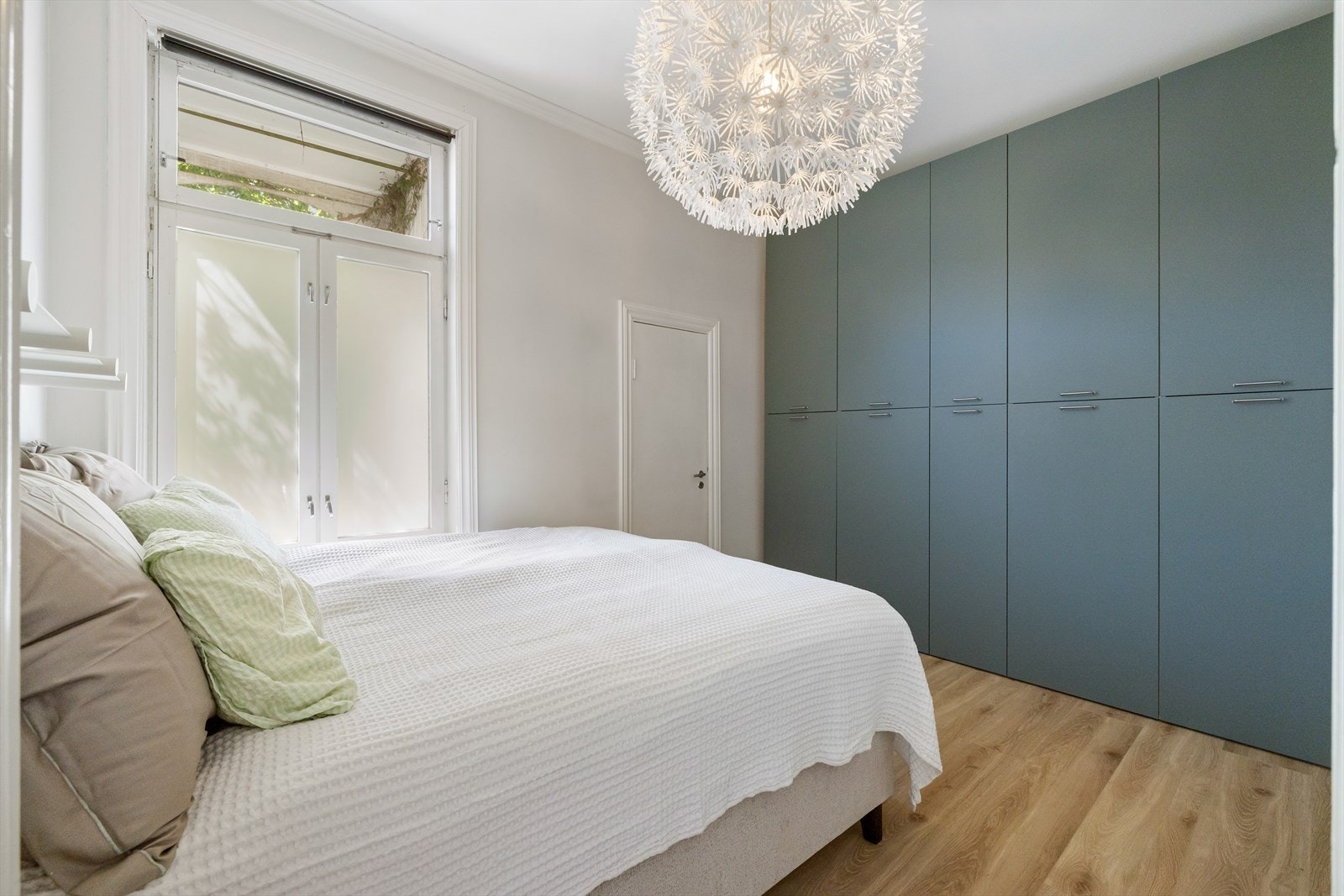 Det er stort og fint soverom med god plass til dobbeltseng, og i tillegg er rommet utstyrt med et stort garderobeskap fra gulv til tak. Galleribilde