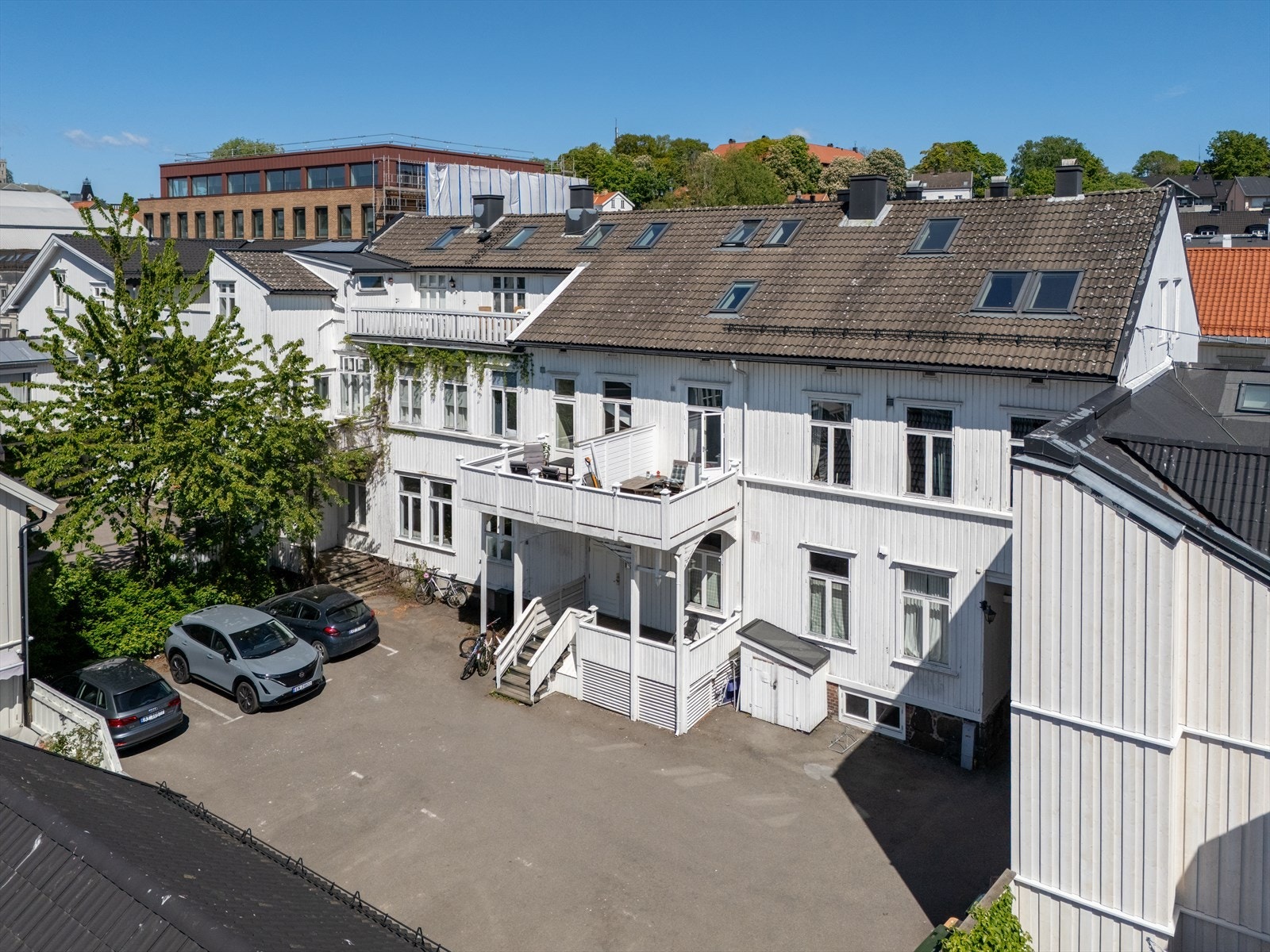 Leiligheten ligger i høy 1. etasje og vender ut mot "bakgården" hvor det er åpent, lyst og fredelig. Fasade skal males i år. Galleribilde