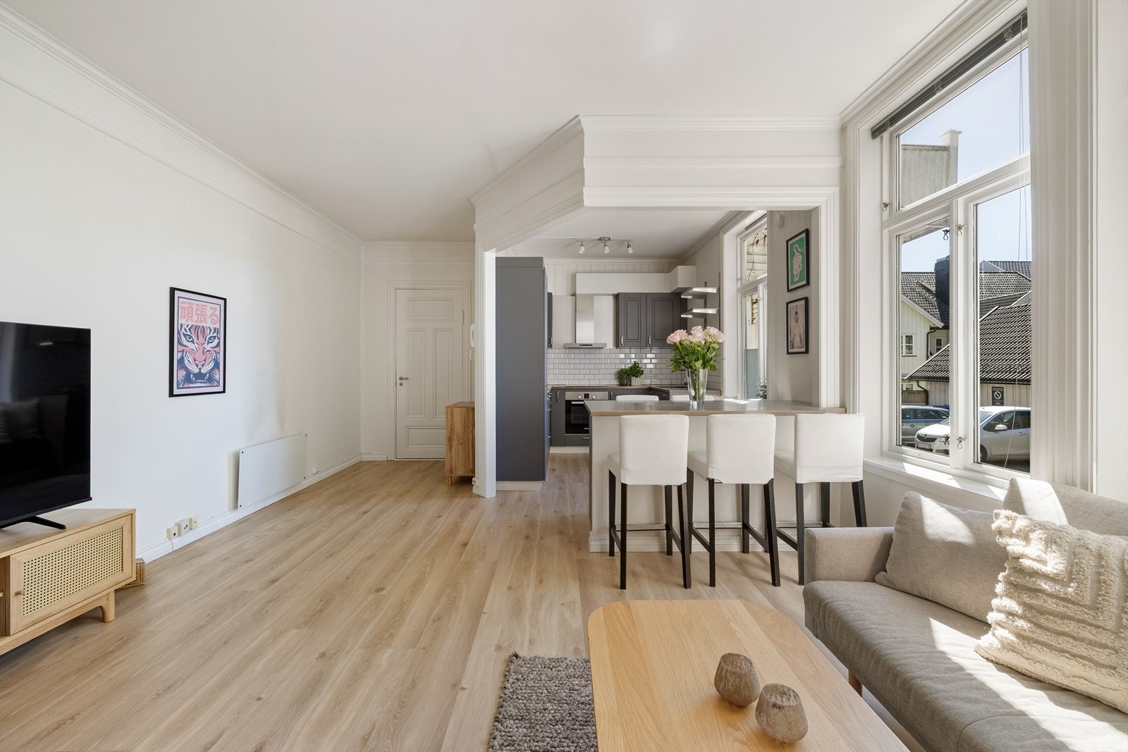 Stuesonen har god plass til sofaløsning med tilhørende møblement. Galleribilde