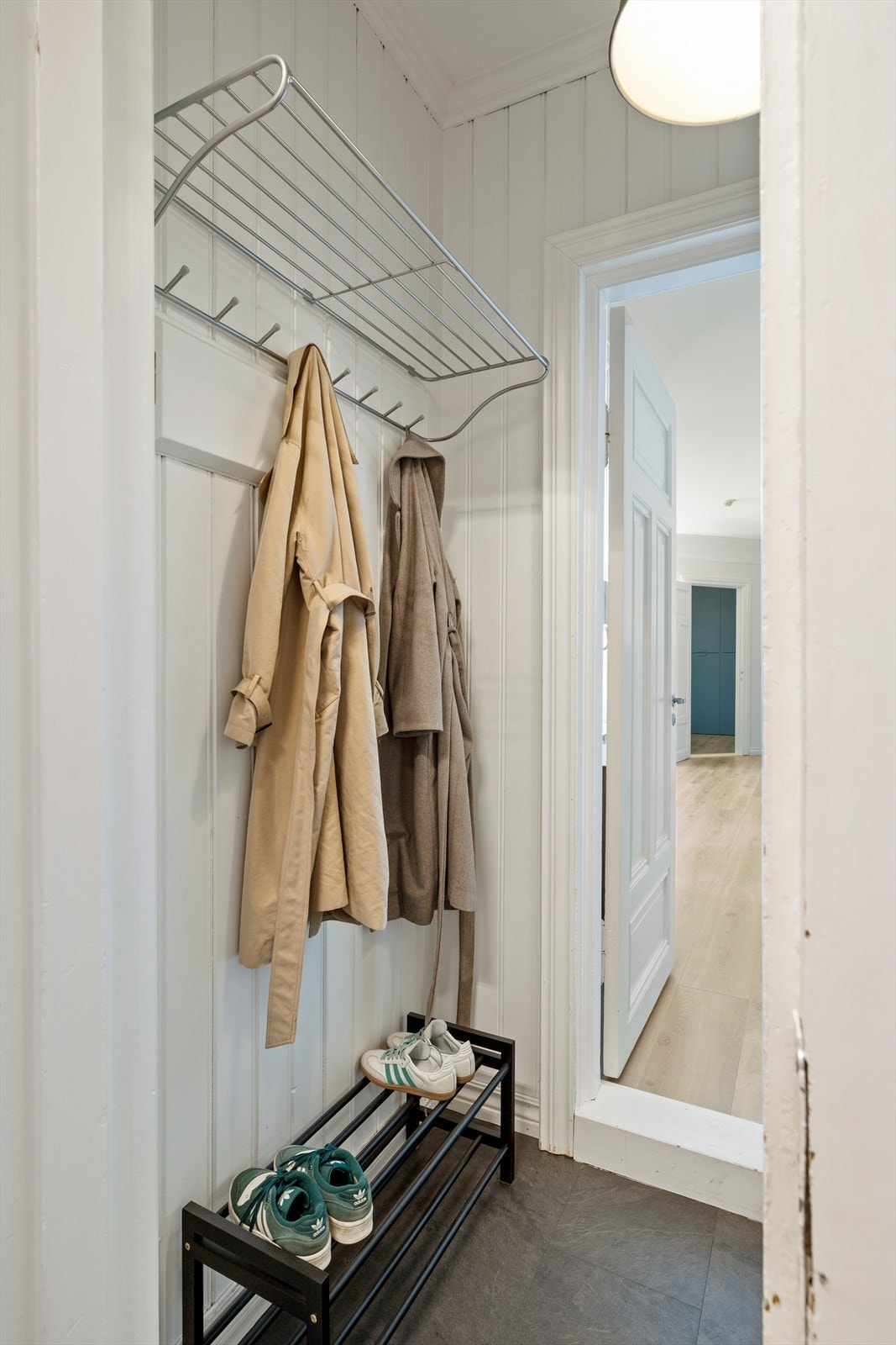 Allerede her får man inntrykk av boligens sjarme og gode atmosfære! Det er en perfekt kombinasjon av det originale og ærverdige opp mot det moderne. Galleribilde