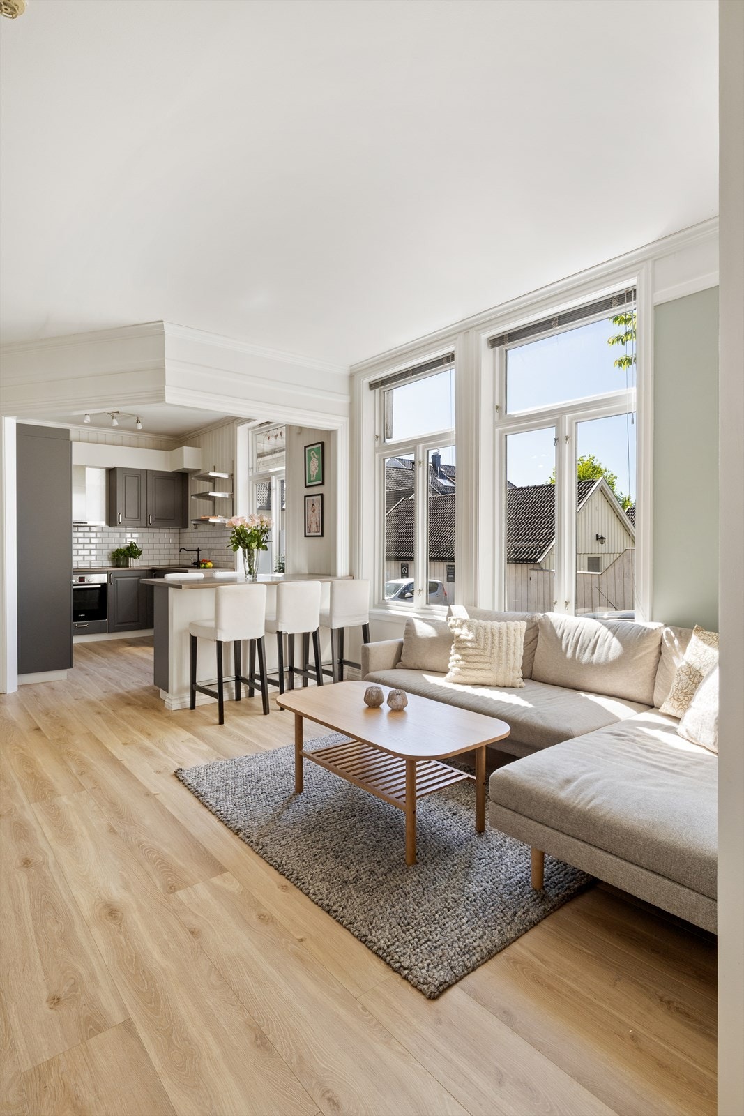 Kjøkkenet har også en praktisk kjøkkenøy med sitteplass til 6 stk. Galleribilde