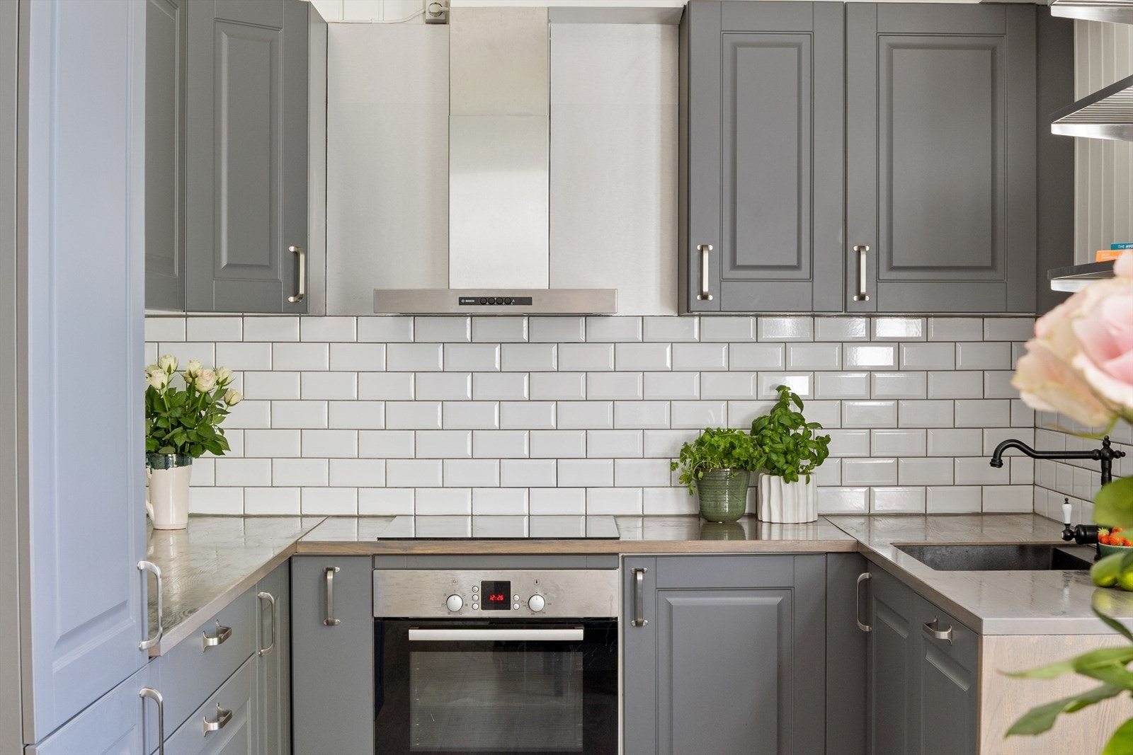 Integrerte hvitevarer som kjøleskap/fryser/stekeovn/oppvaskmaskin medfølger i handelen. Galleribilde