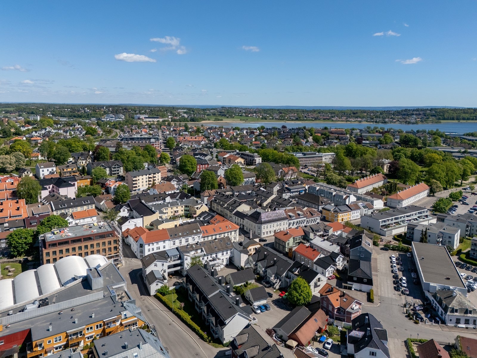 Her har du alt byen har å by på av servicetilbud nærmest rett utenfor døren. Cafèer og spisesteder ligger på rekke og rad og det tar kun få minutter å spasere til "Brygga" med restauranter/serveringssteder, kino og båthavn. Galleribilde