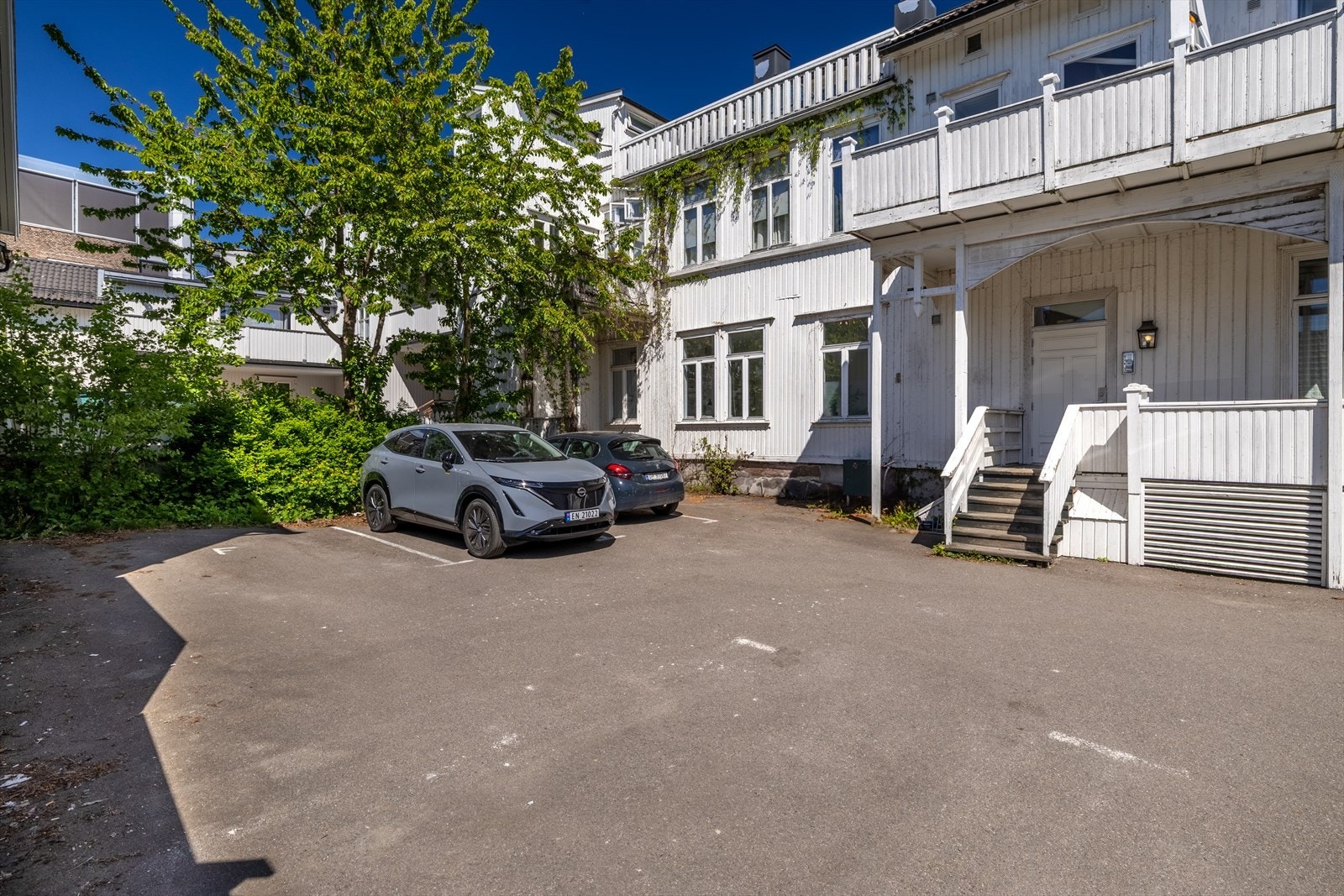 Leiligheten har medfølgende parkeringsplass i bakgården. Galleribilde