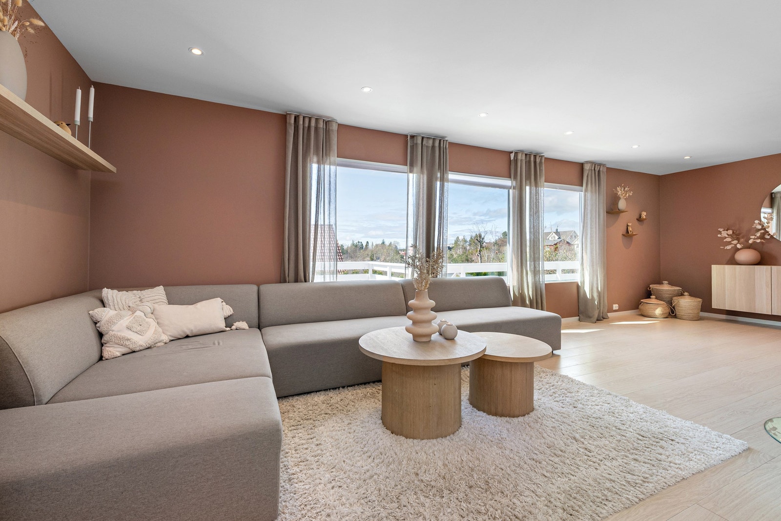 Stue med store vindusflater mot est Galleribilde