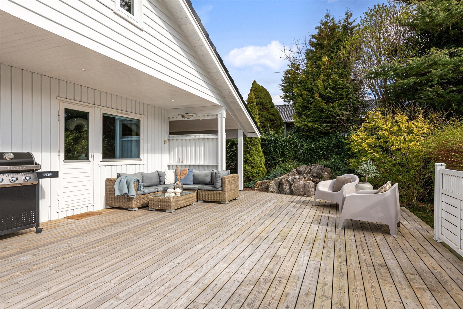 Deler av terrassen mot syd med utgang fra hage - god plass til flere soner og sitteplasser og hyggelig sosialt samvær Galleribilde