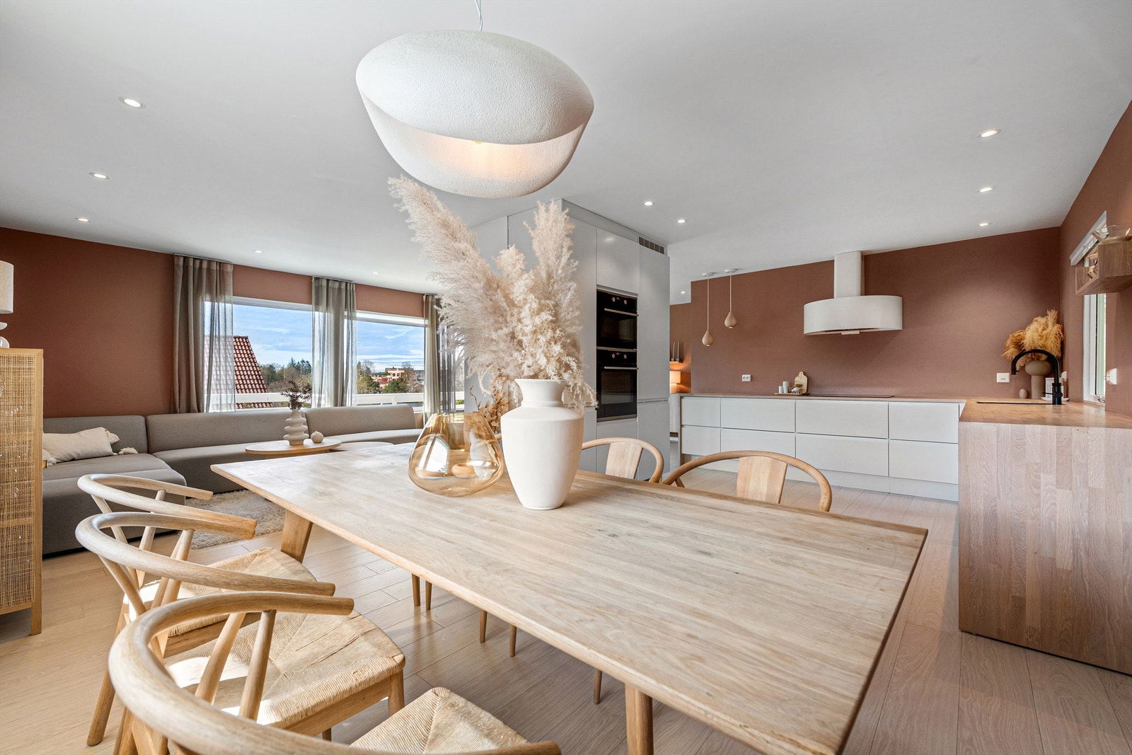 Det er god plass til romslig spisestue i tilknytning til åpen stue/kjøkken løsning Galleribilde