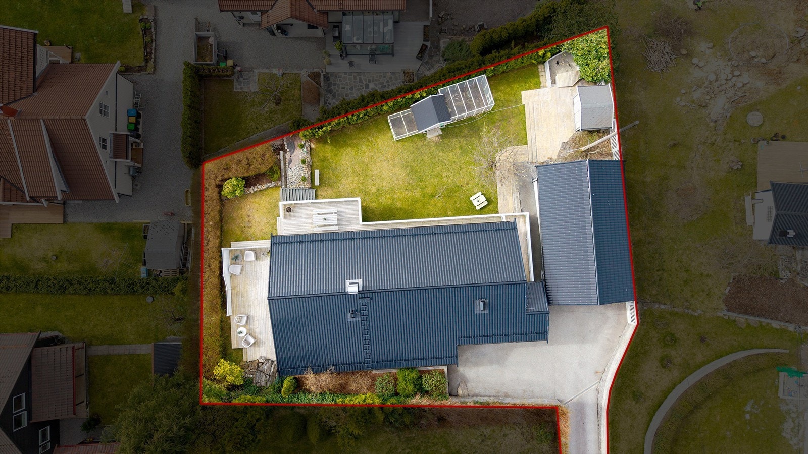 Dronebilde av eiendommen sett fra fugleperspektiv med tomtegrenser markert Galleribilde