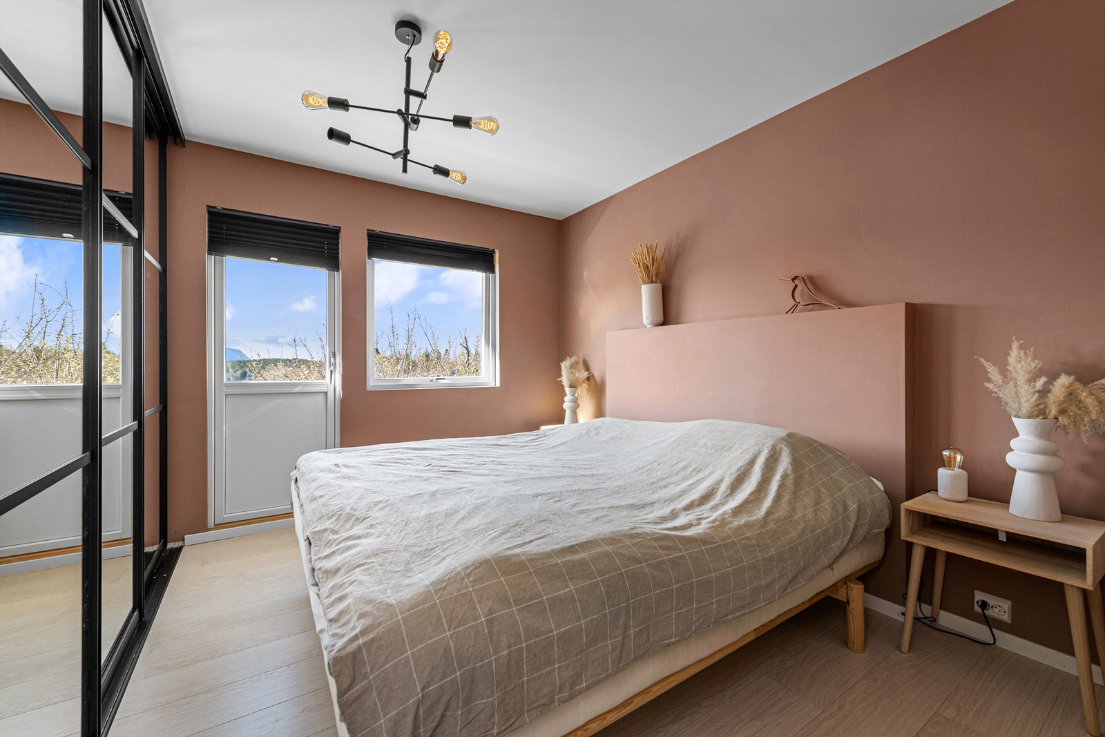 Soverom i hovedetasjen med utgang til terrasse. Galleribilde