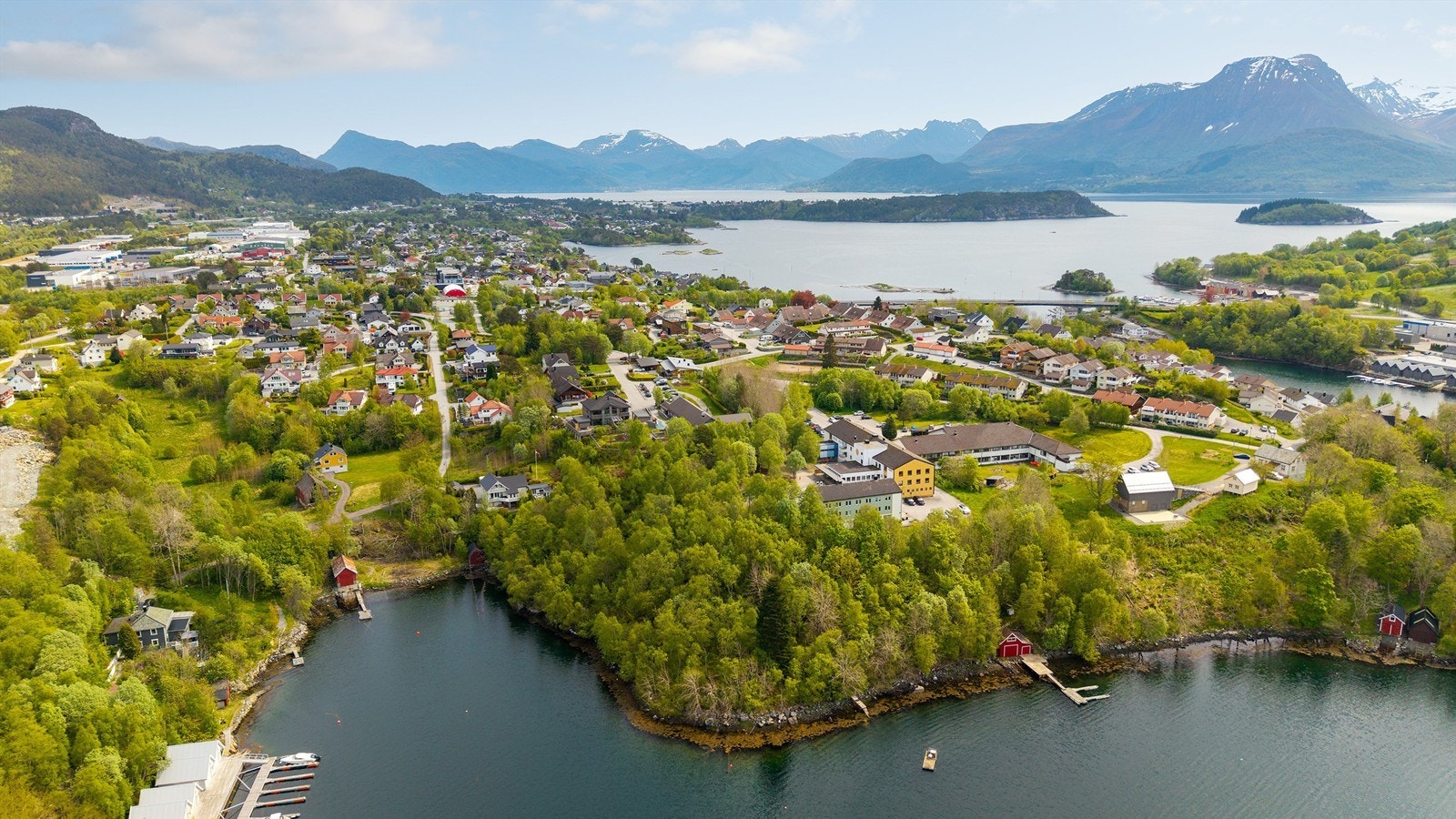 Dronebilde av nærområdet tatt fra vest Galleribilde
