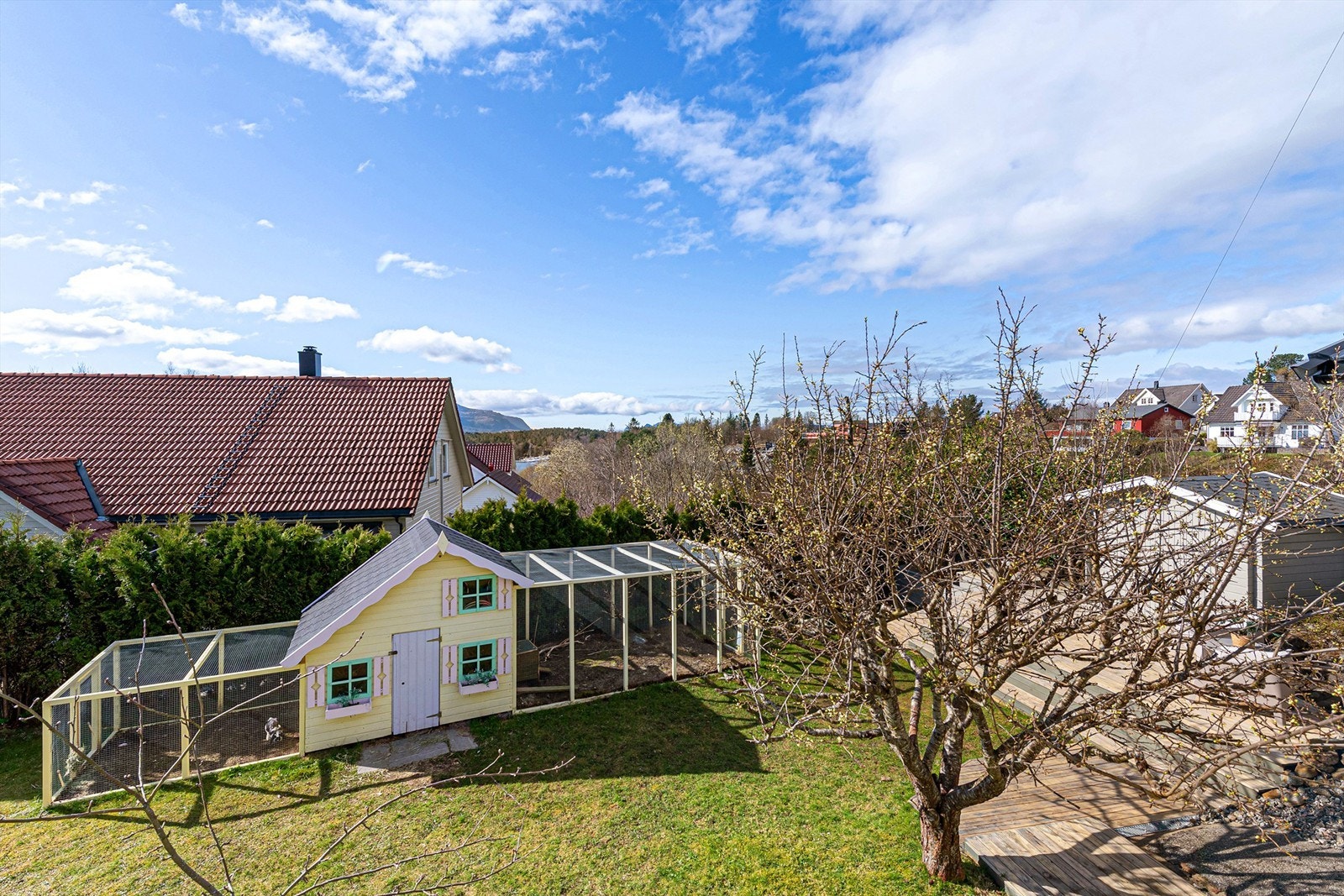 Hage mot vest med uthus og lekestue/kaninhus Galleribilde