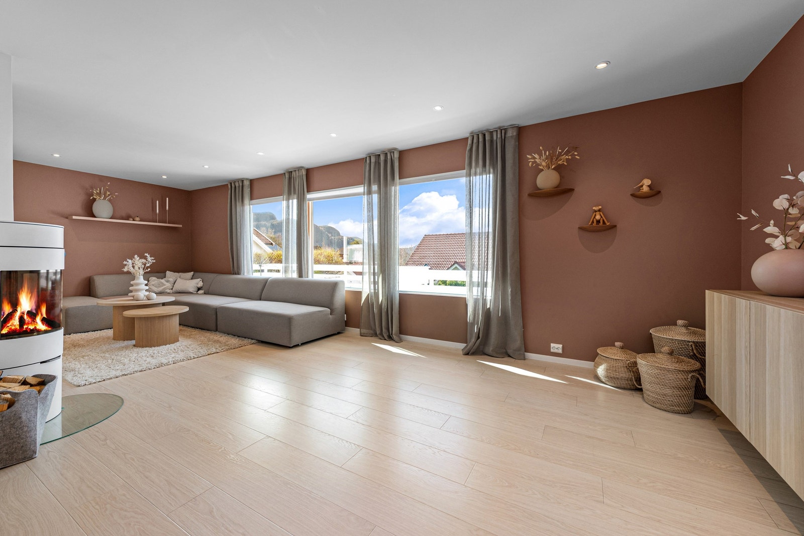 Stue med store vindusflater som gir godt med naturlig lysinnslipp Galleribilde