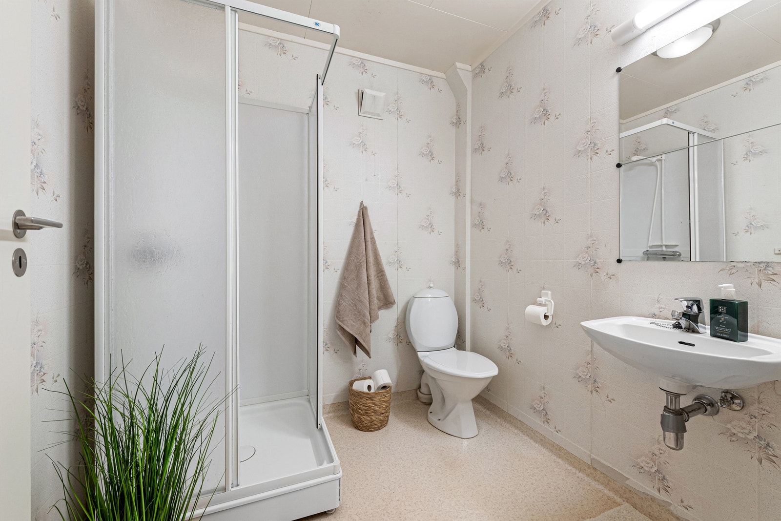 Bad i underetasjen med servant, dusjkabinett med dusjarmatur. Gulvstående toalett. Galleribilde