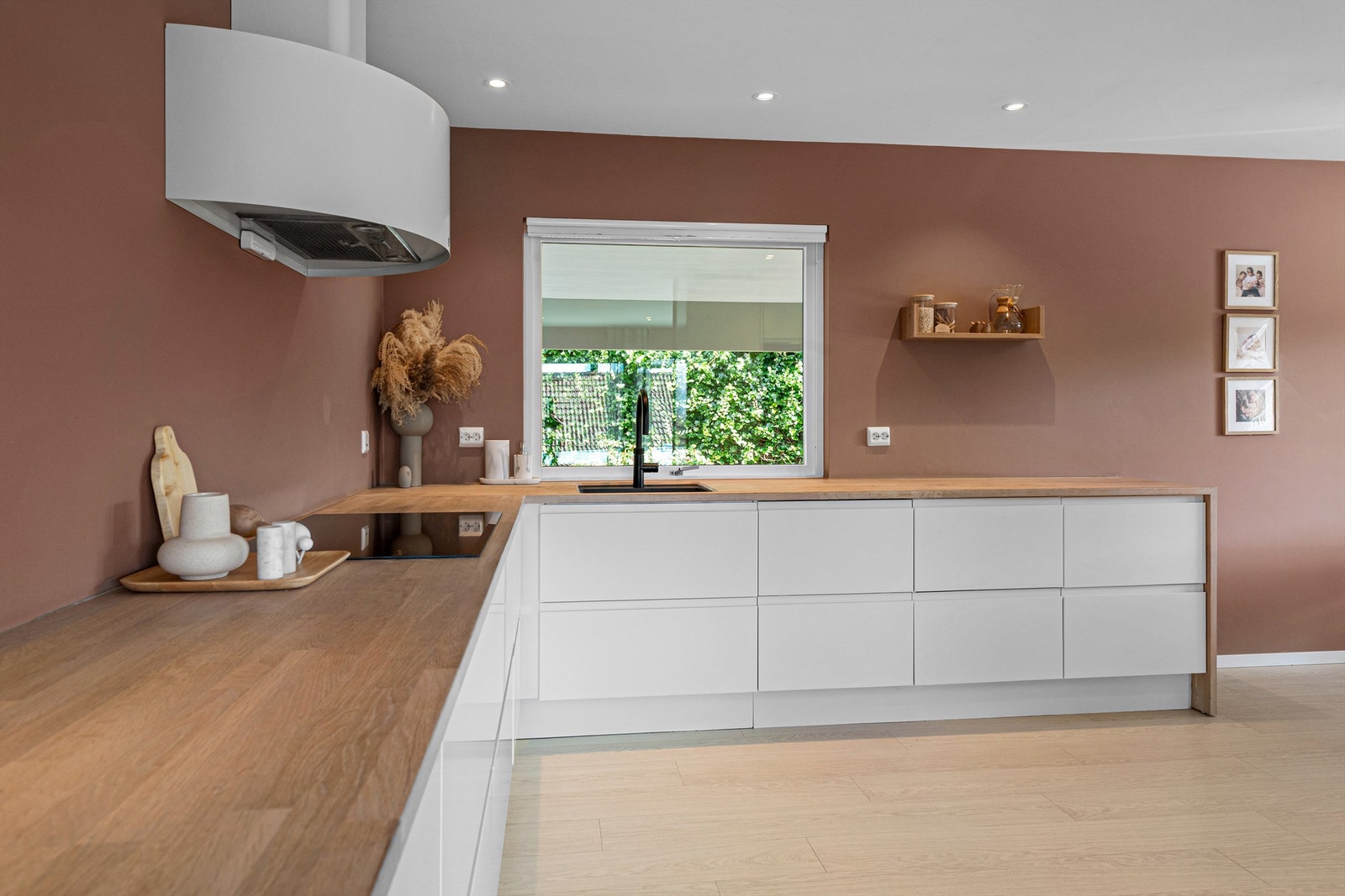 Kjøkkenet har integrert stekeovn, platetopp, quooker, oppvaskmaskin, mikrobølgeovn og kjøleskap. Vegghengt ventilator med kullfilter. Komfyrvakt. Galleribilde