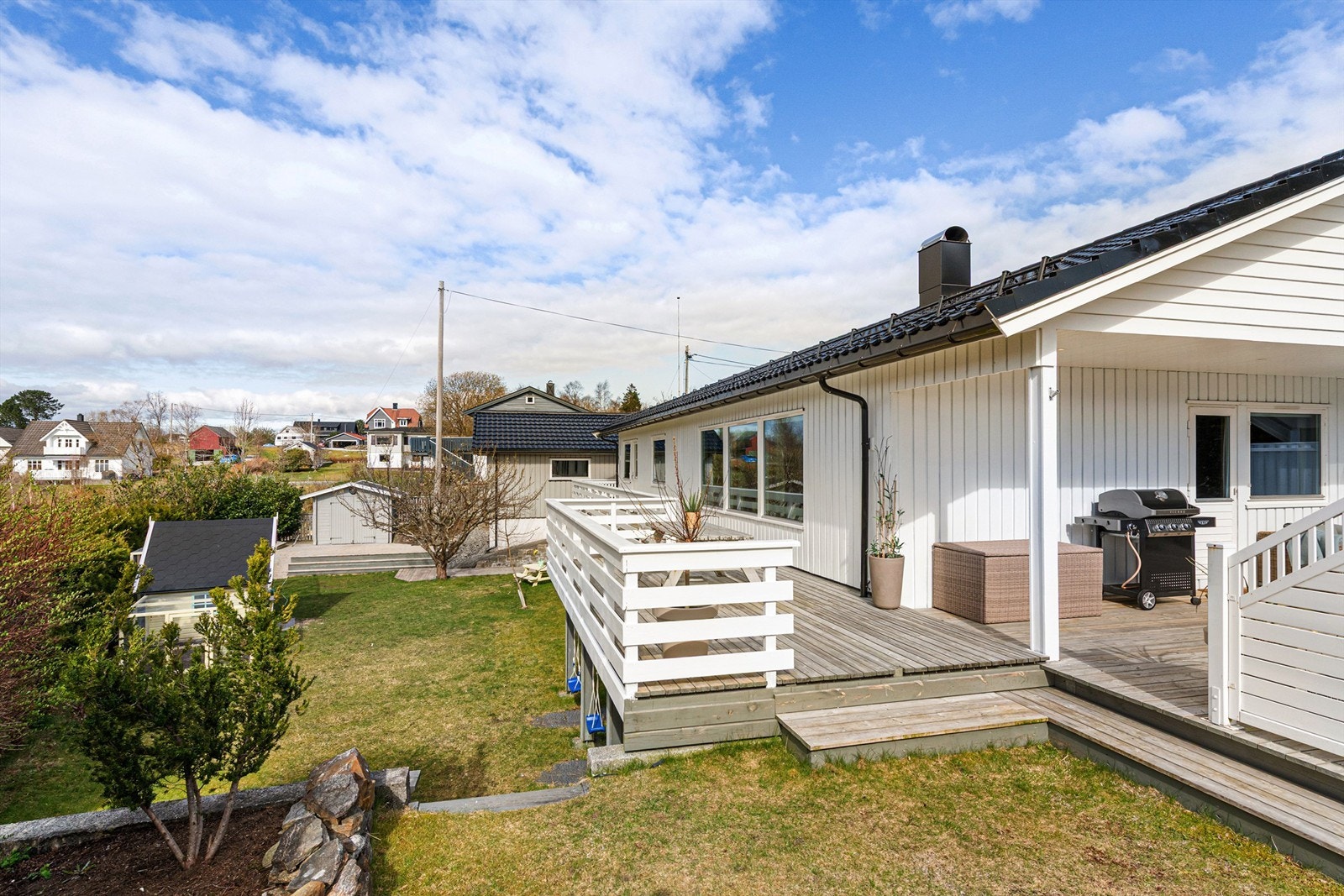 Stor og romslig terrasse med lett adkomst til hage Galleribilde