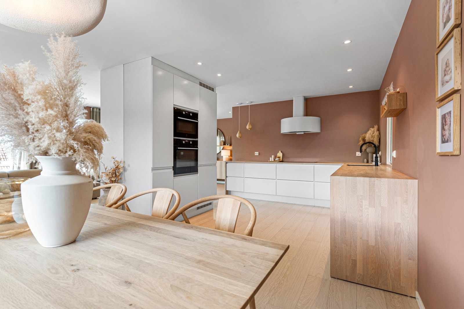 Fra spisestue mot kjøkken. Galleribilde