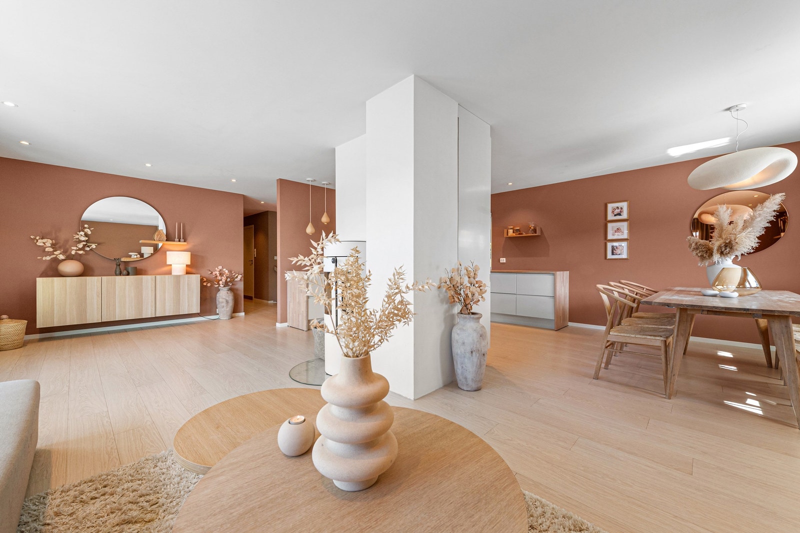 Åpen løsning mellom stue/spisestue og kjøkken og god plass til både sofagruppe og spisestue Galleribilde