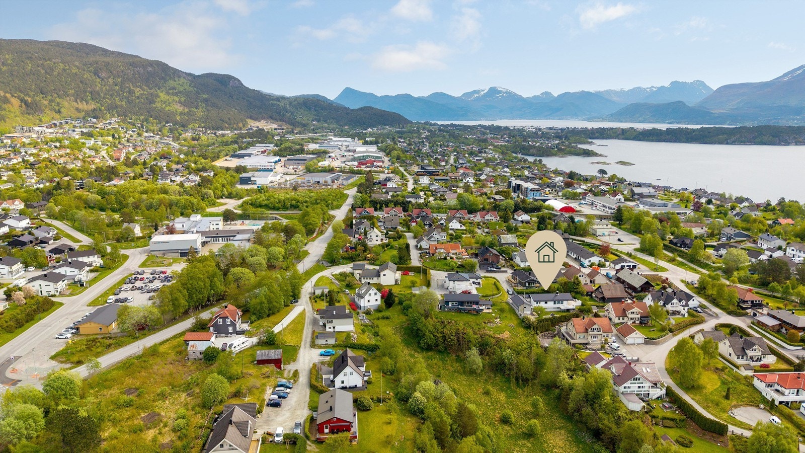 Dronebilde over nærområdet tatt fra vest mot øst Galleribilde