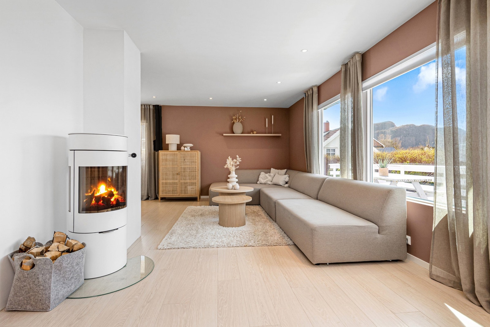 Peisovn med glassdør i stuen som gir en lun og hyggelig atmosfære Galleribilde