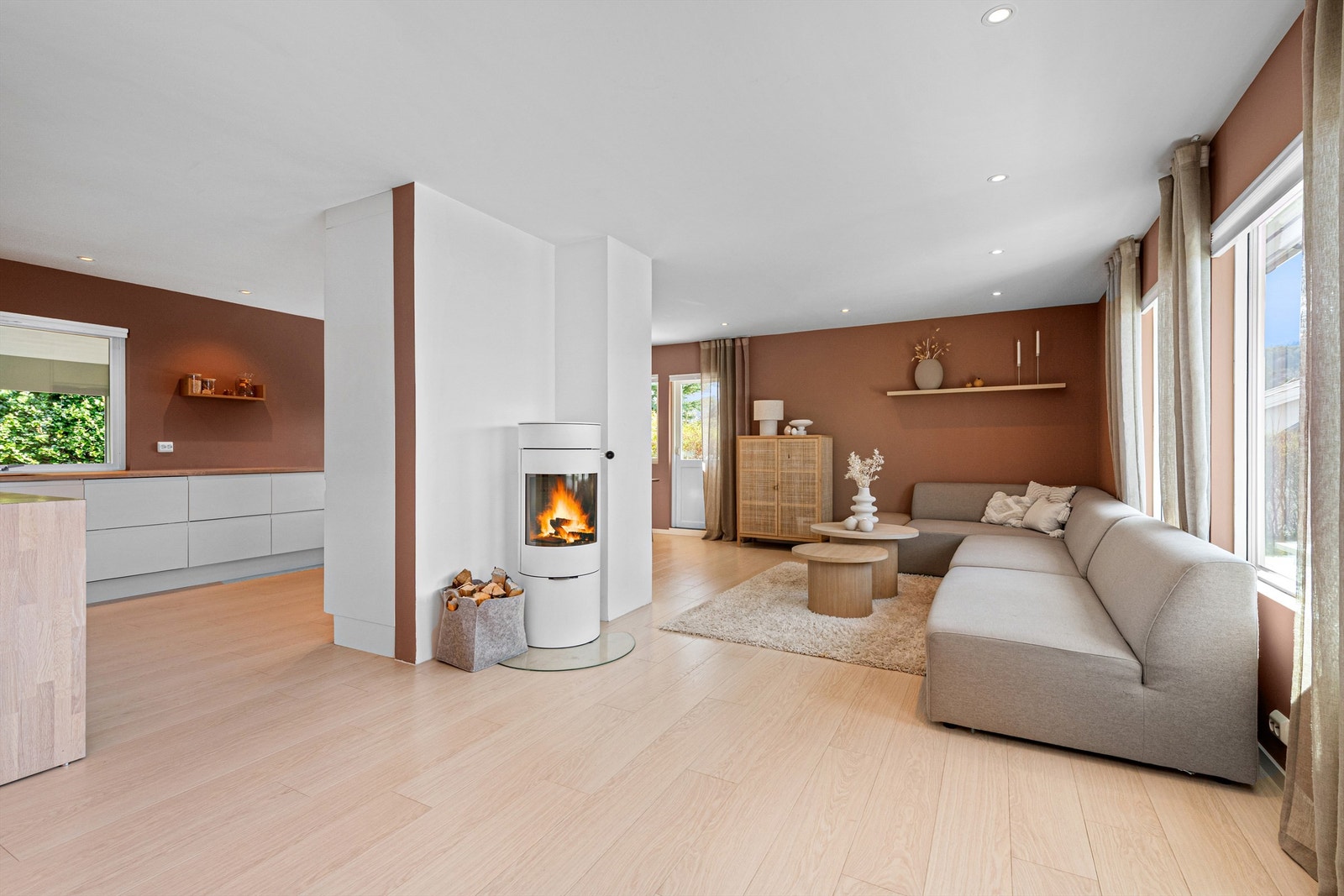 Det er åpen løsning mellom stue, spisestue og kjøkken Galleribilde