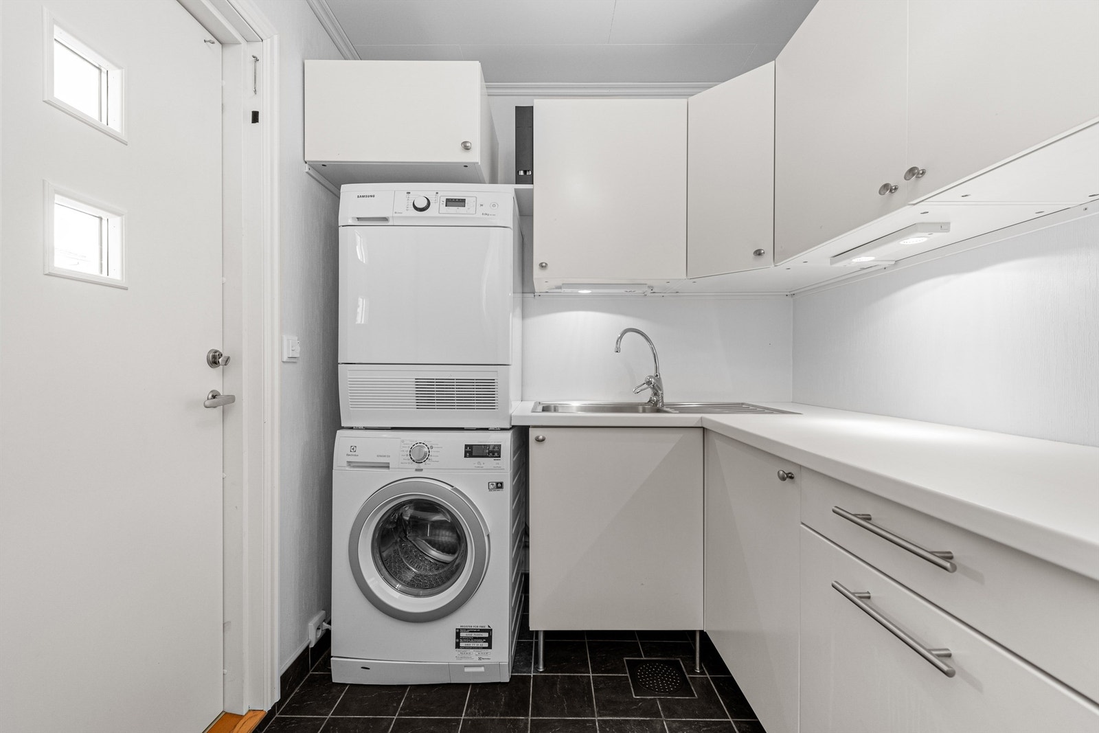 Vaskerommet ble oppgradert ca. 2009 og har flislagt gulv med gulvvarme, malte vegger og takplater i tak. Galleribilde