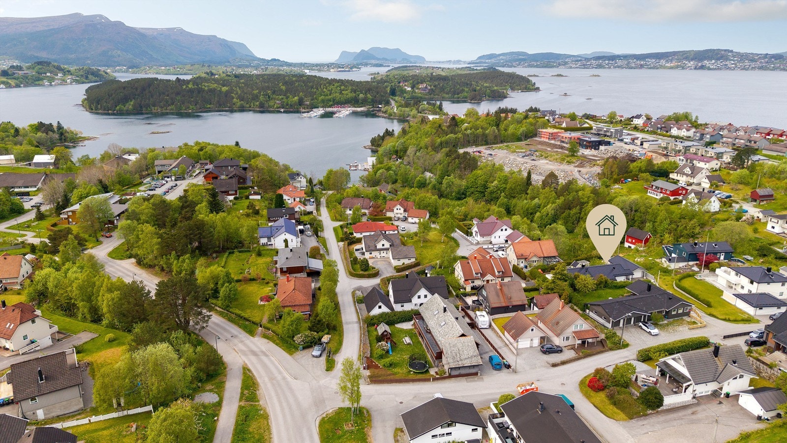 Dronebilde av nærområdet tatt fra øst mot vest Galleribilde