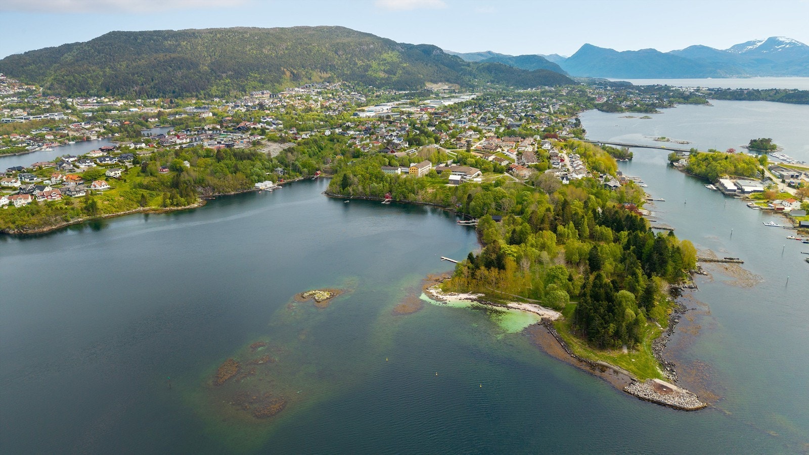 Dronebilde over nærområdet med flott friområde og badestrand på Stafsethneset Galleribilde