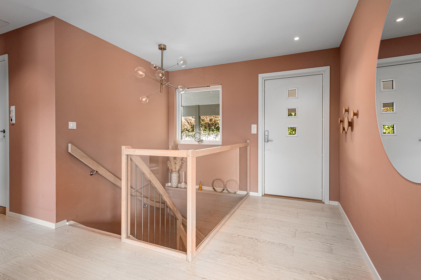 Gang/trapperom og inngangsparti i hovedetasjen Galleribilde