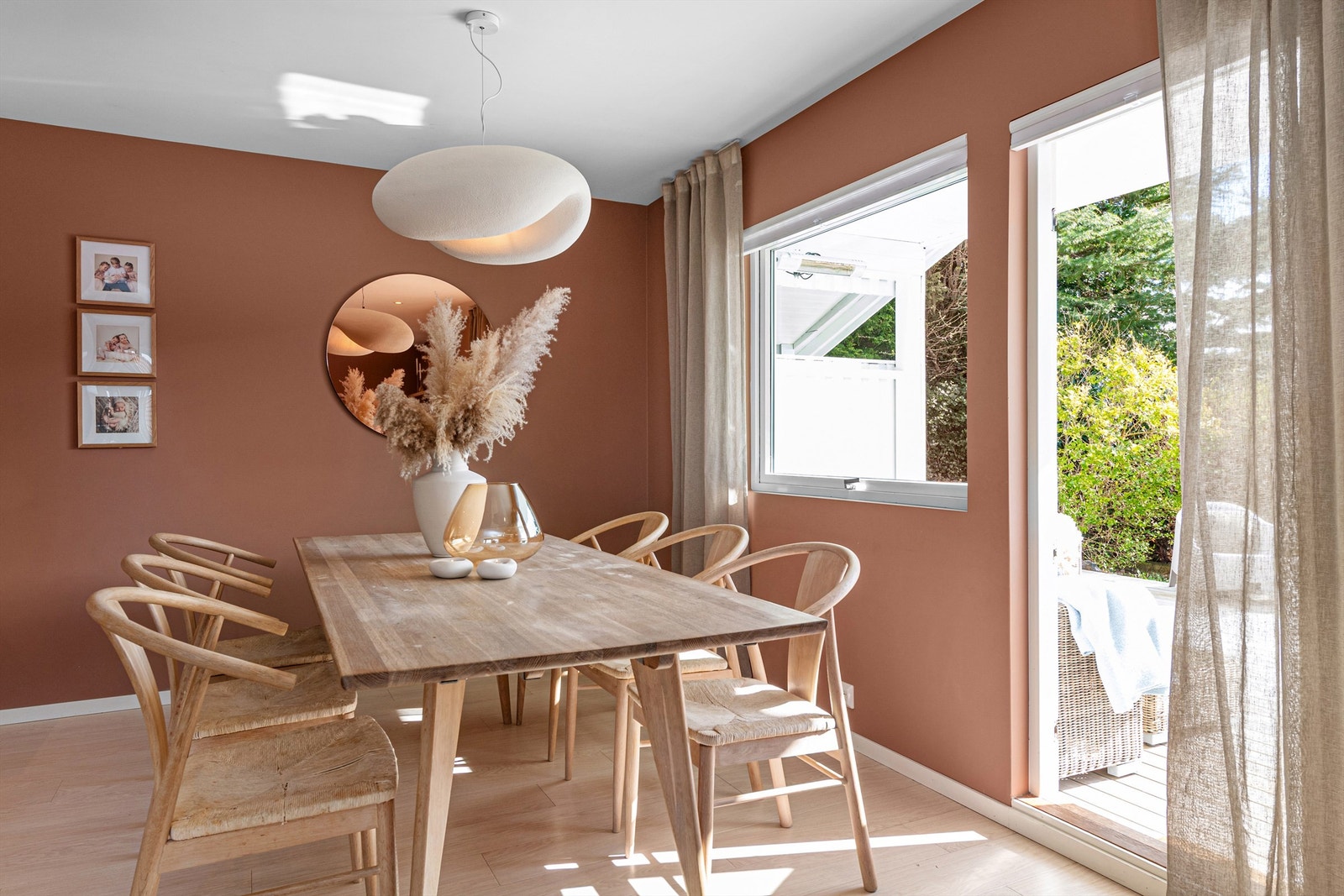 Fra spisestue er det utgang til terrasse Galleribilde