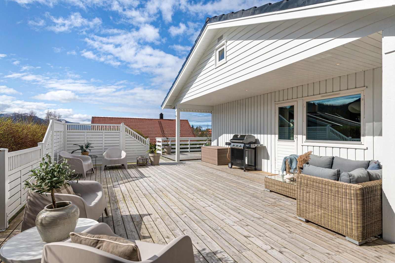 Deler av terrassen mot syd med utgang fra spisestue Galleribilde