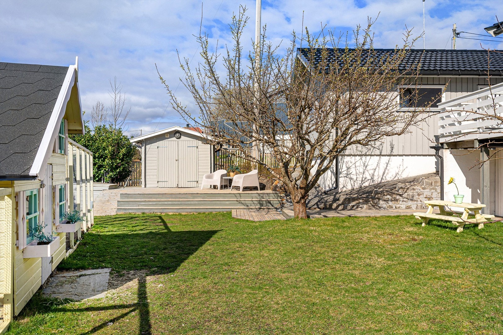 Hage med uthus og lekestue/kaninhus Galleribilde