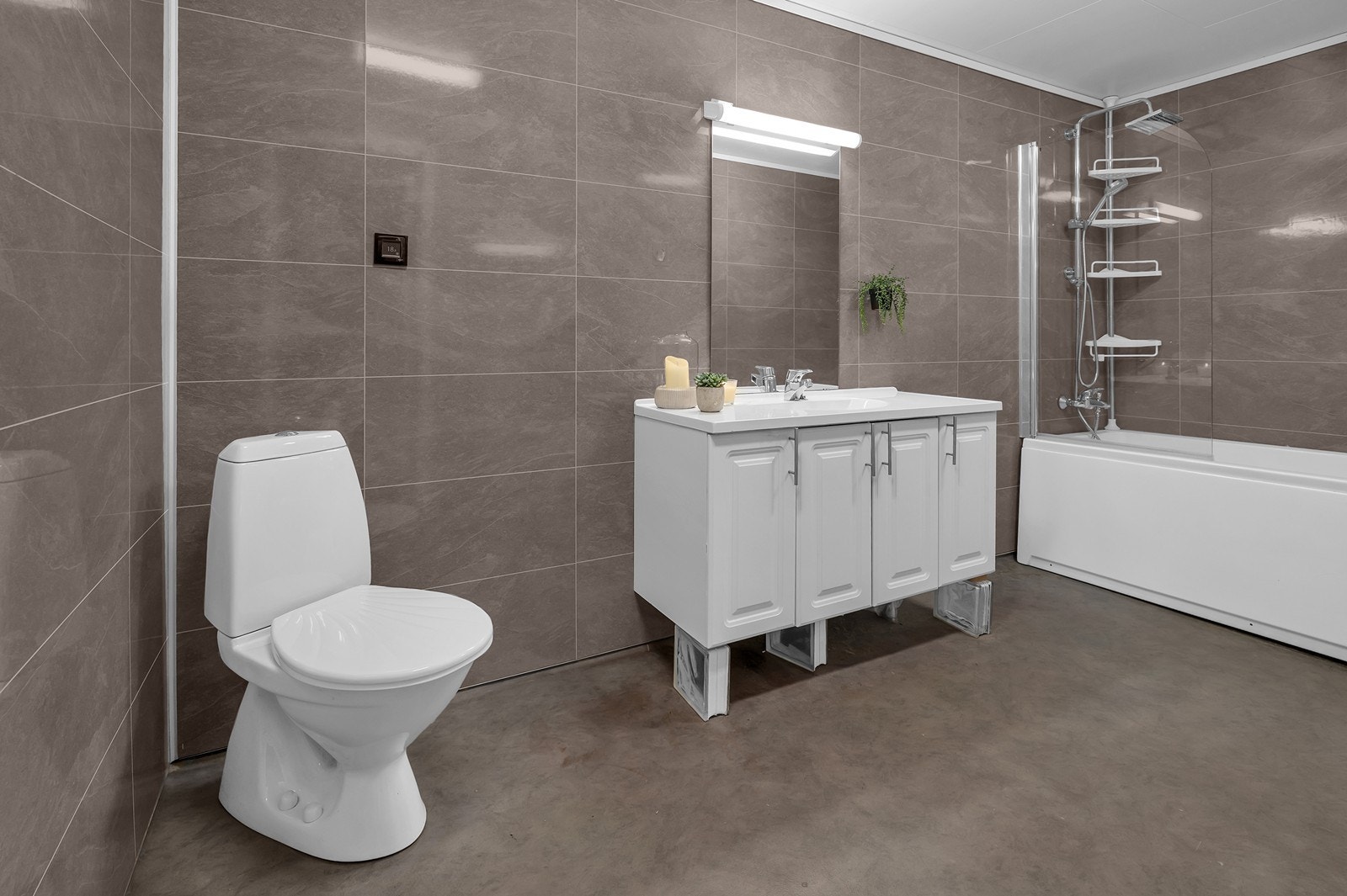 Bad er pusset opp og har gulv med belegg. Galleribilde