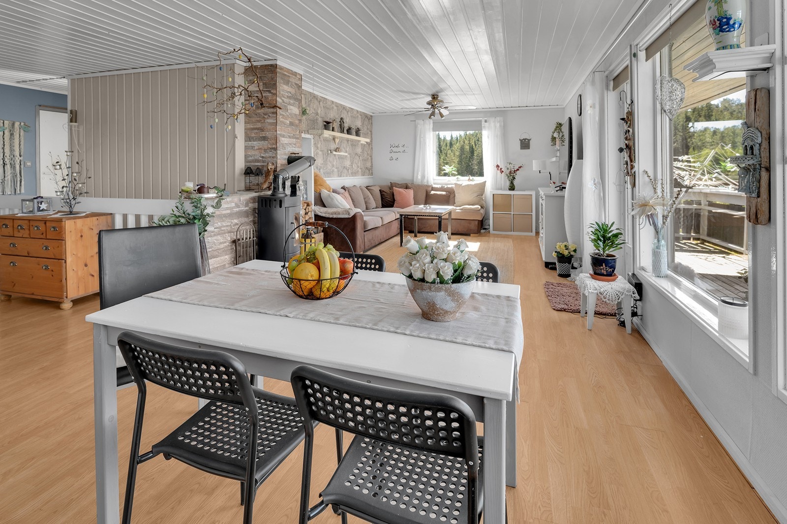 Romslig stue/spisestue med store vindusflater som gir rikelig med lysinnslipp. Galleribilde