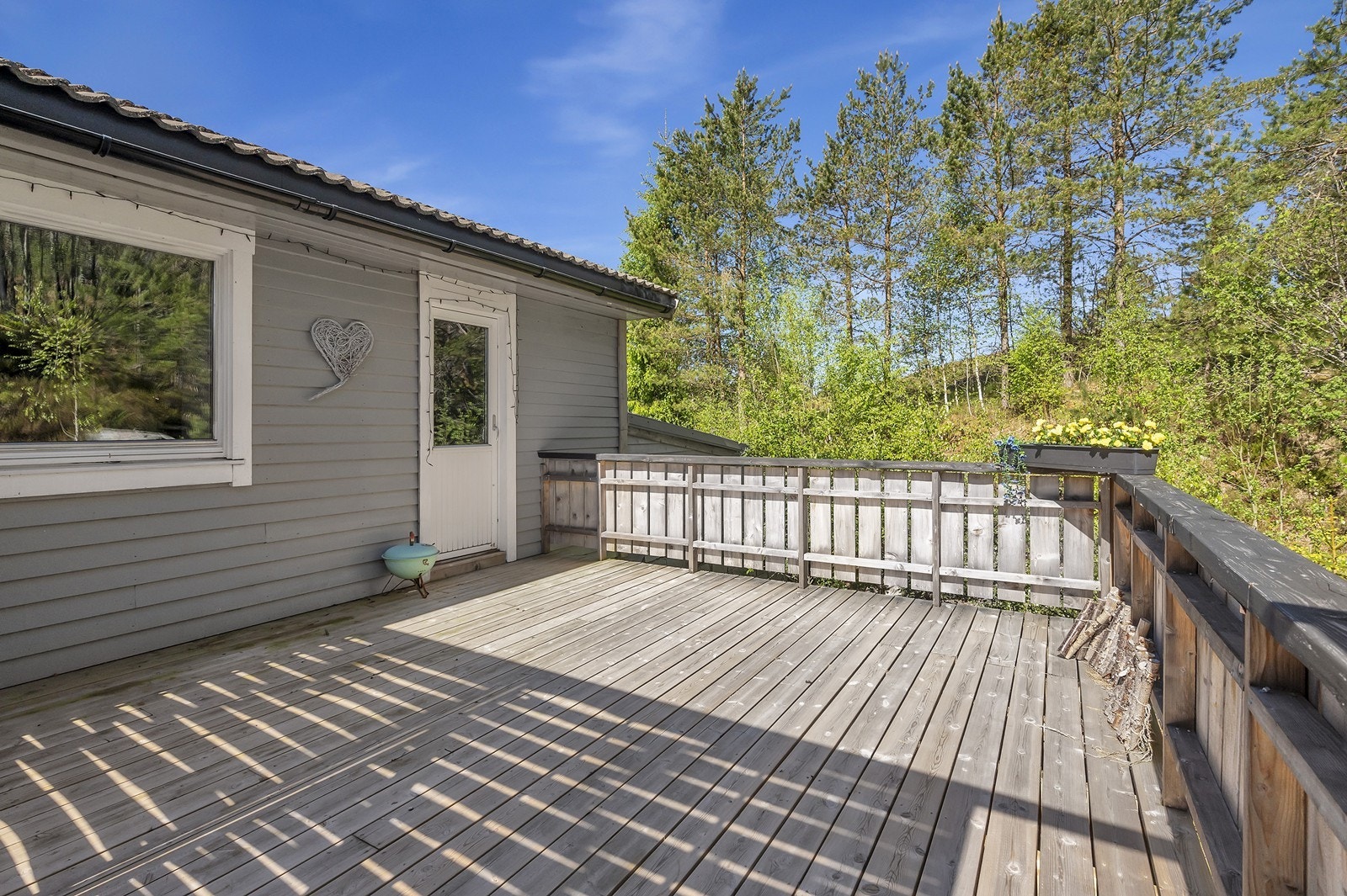 Solrike uteplasser å by på som blant annet terrasser, veranda, hage m.m. Galleribilde