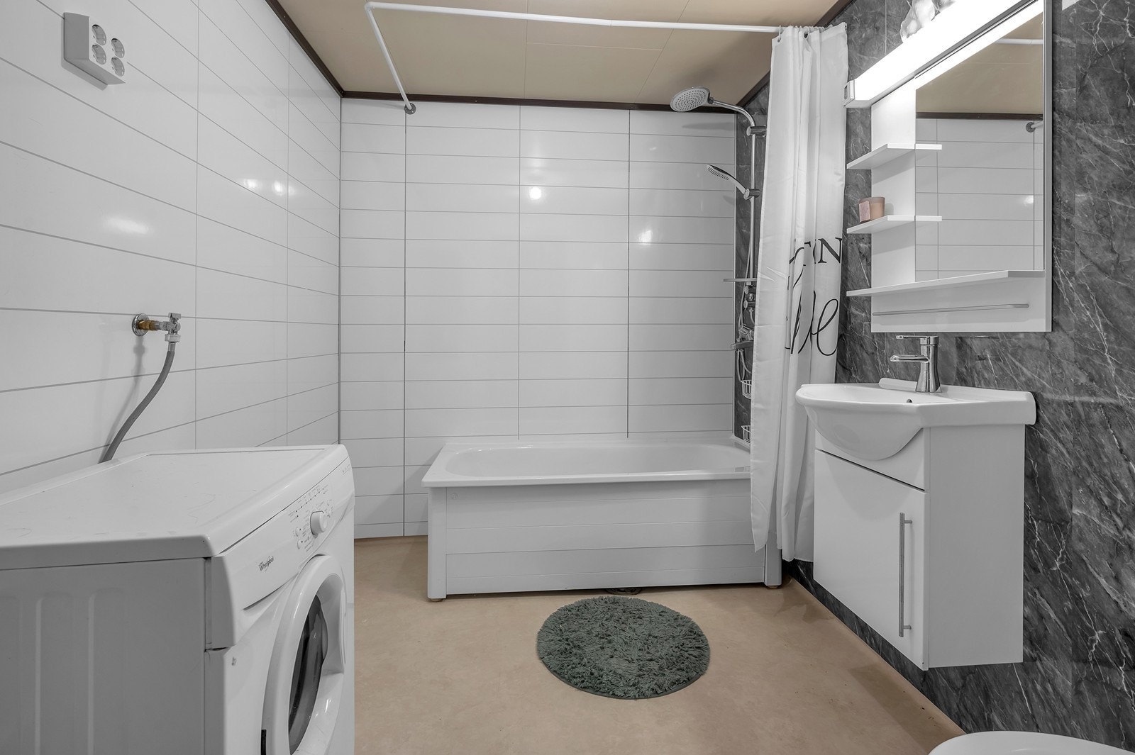 Bad er pusset opp og har gulv med belegg. Galleribilde