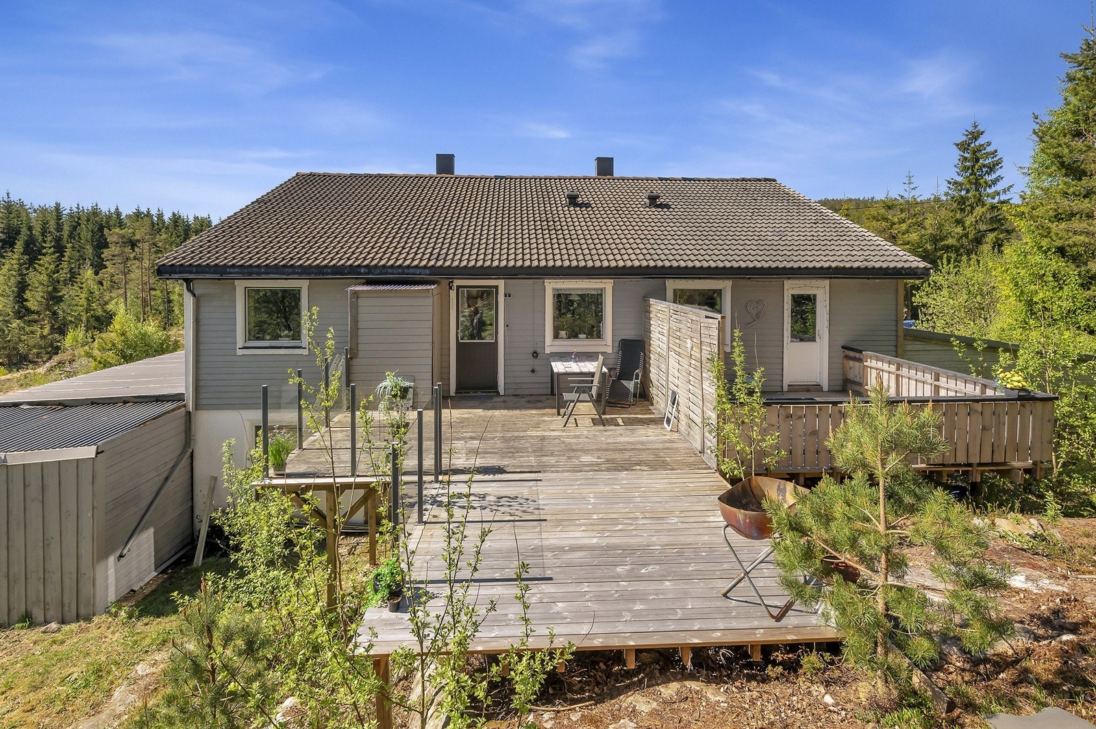 Eiendommen befinner seg i landlige omgivelser i Finsland. I tillegg byr eiendommen på 2 garasjer og stor biloppstillingsplass. Galleribilde