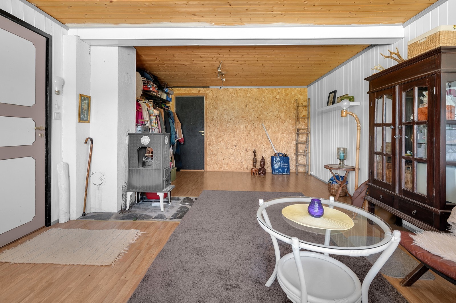 Her har man god plass til seng, TV-stue m.m. Inn den svarte døren kommer du inn til en bod. Se neste bilde. Galleribilde