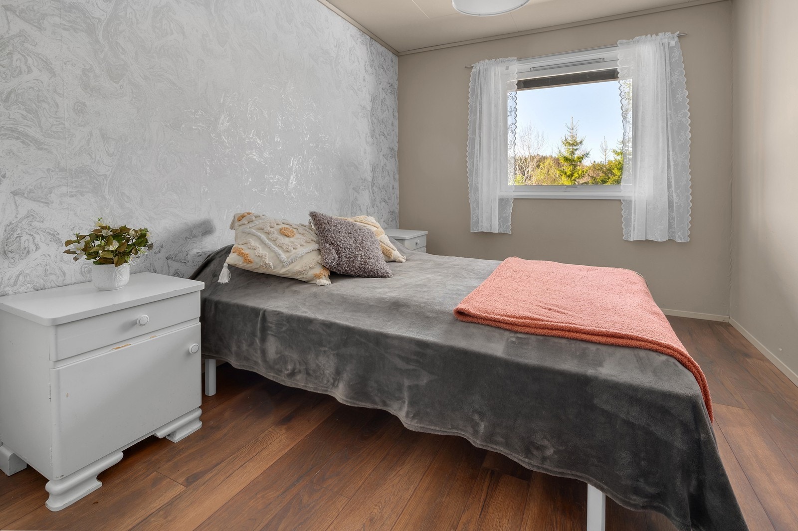 Plass til dobbeltseng, garderobe og skrivebord. Galleribilde