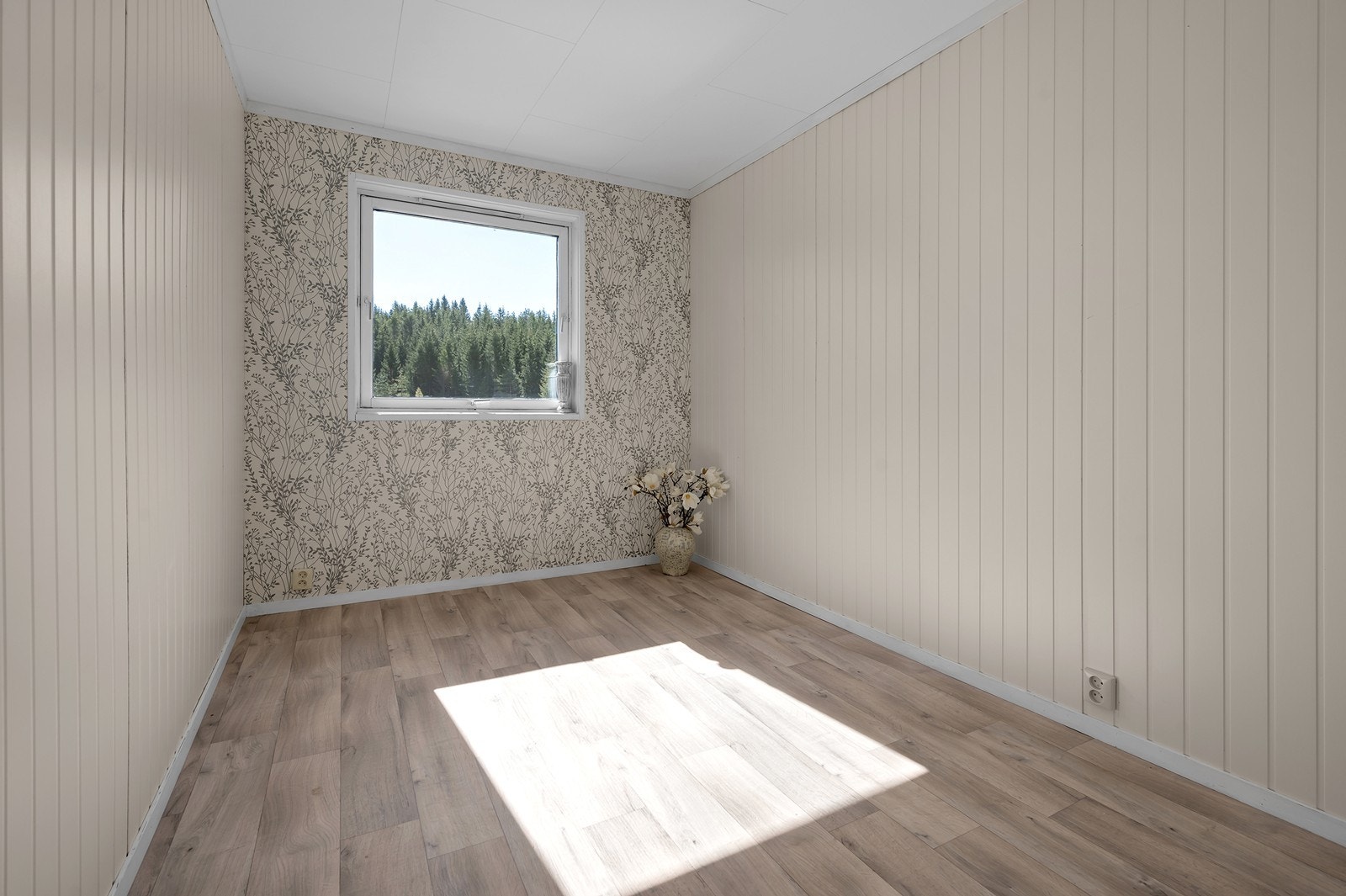 Soverom nr. 2. Plass til seng og garderobe. Galleribilde